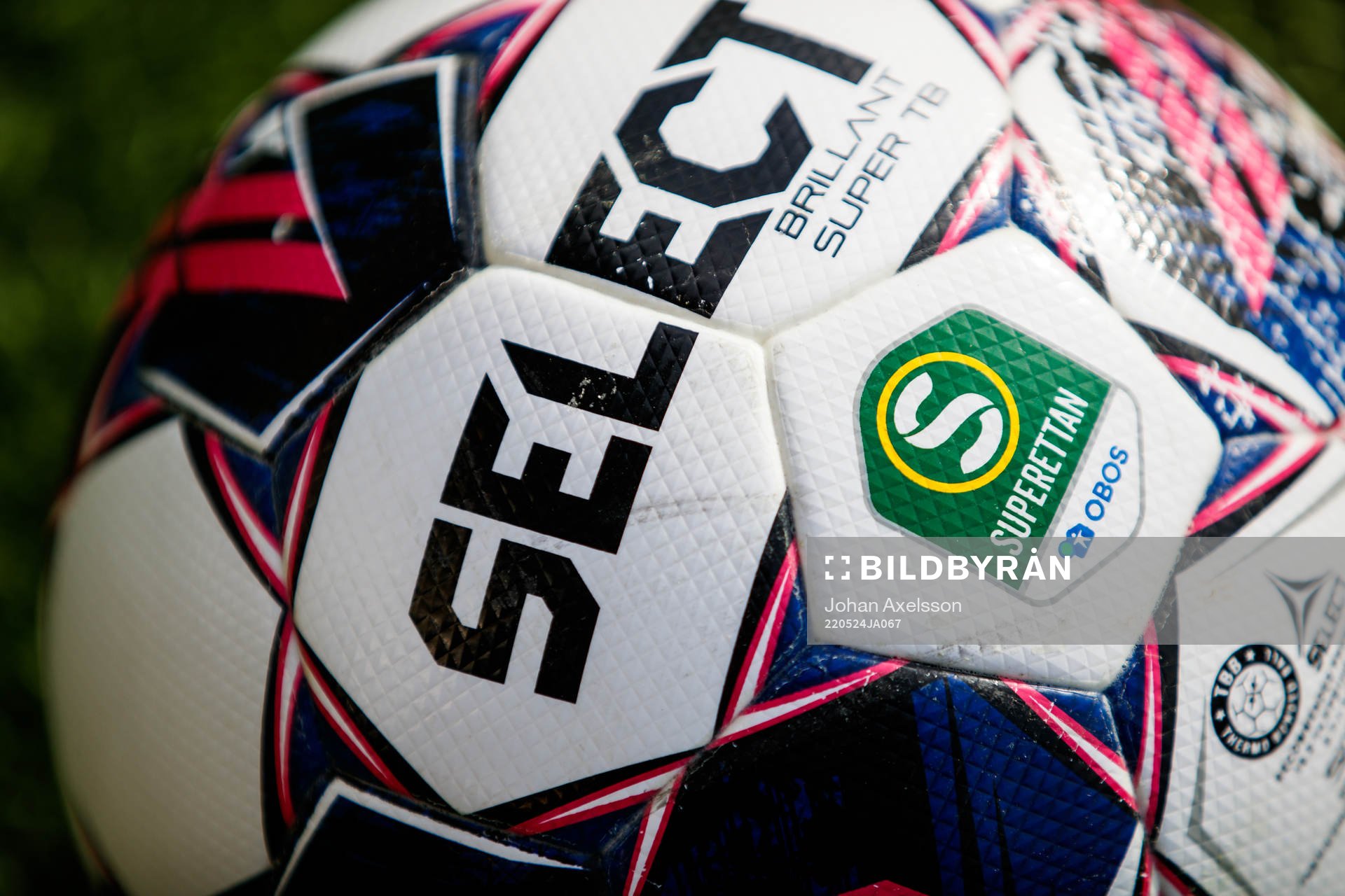 En boll med superettans logga på