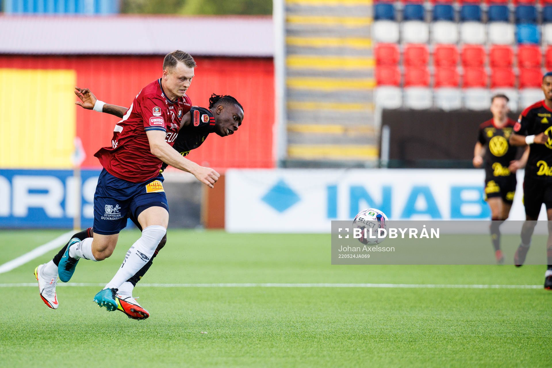 Örgrytes Marcus Haglind Sangré i kamp med Östersunds Jordan Attah Kadiri under fotbollsmatchen i Superettan mellan Östersund och Örgryte den 24 maj 2022 i Östersund.