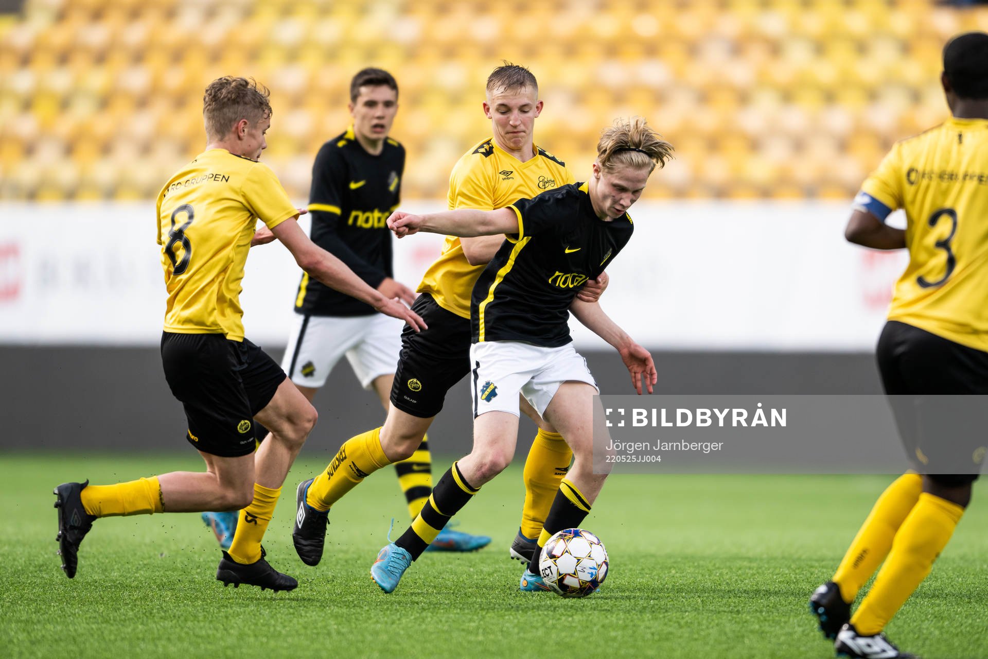 AIKs Andreas Redkin in kamp med Elfsborgs Arvid Södeliden
