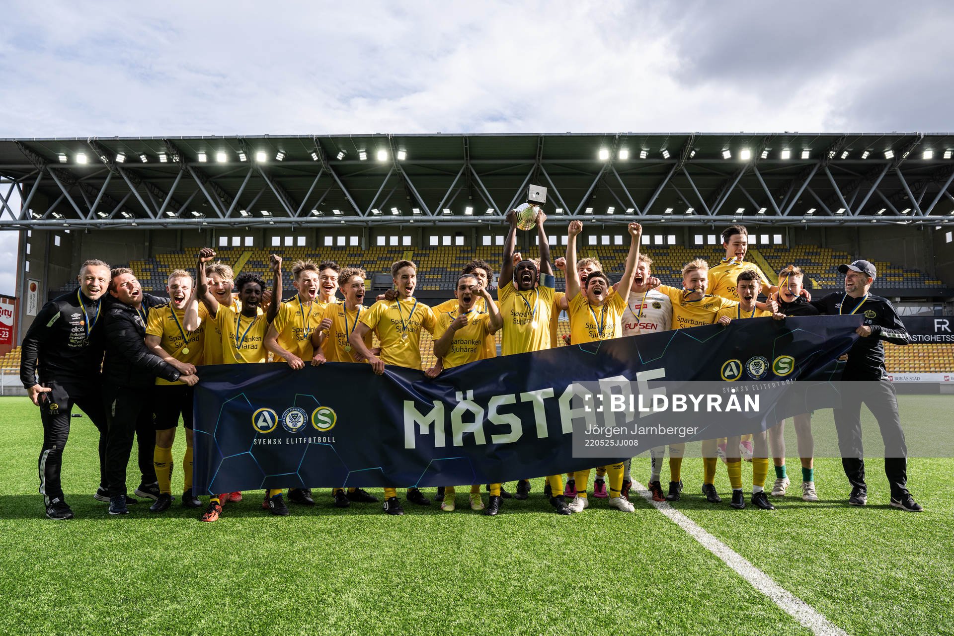 Elfsborgs lagkapten Ahmed abdumusa lyfter pokalen och