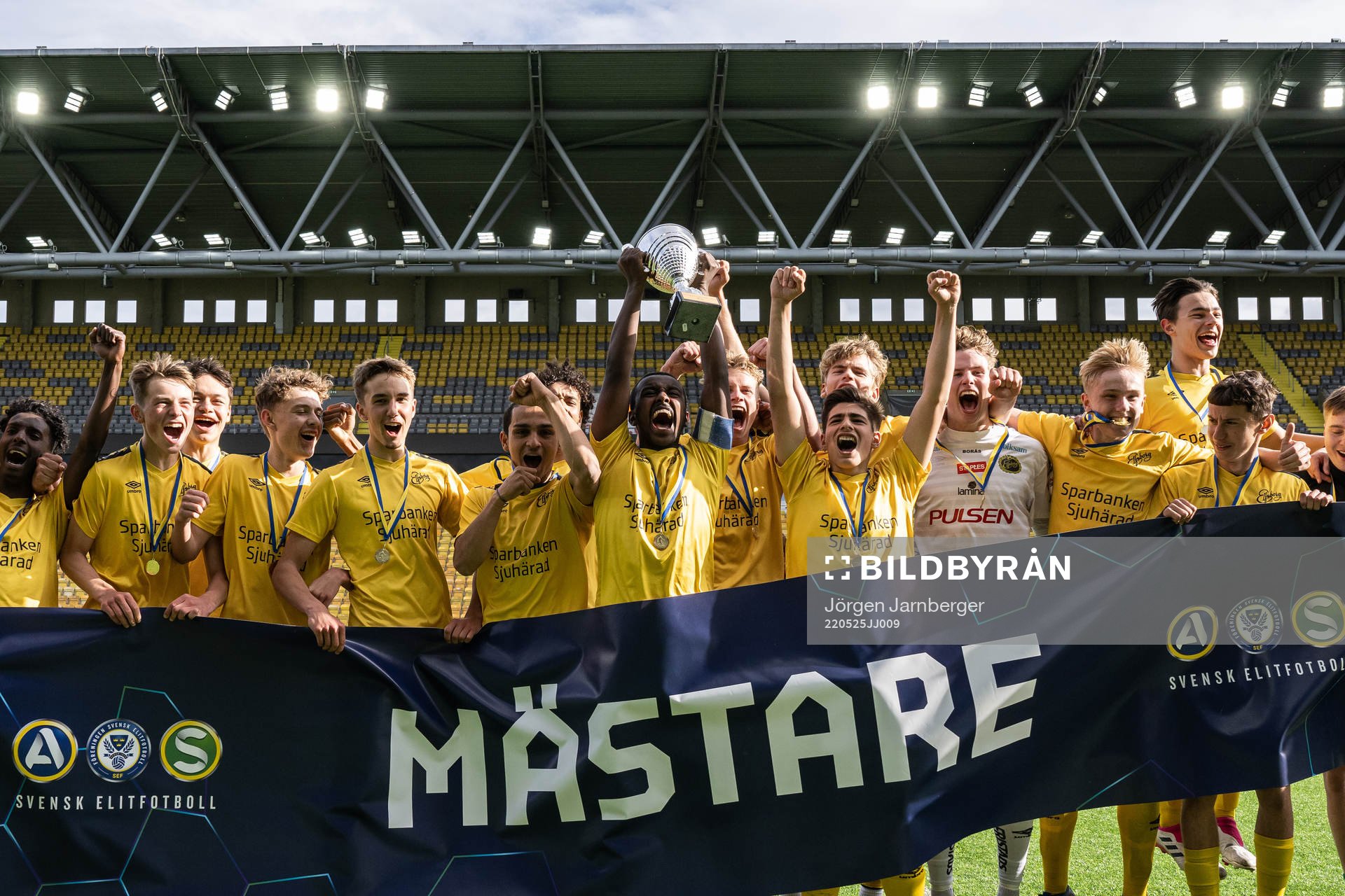 Elfsborgs lagkapten Ahmed abdumusa lyfter pokalen och