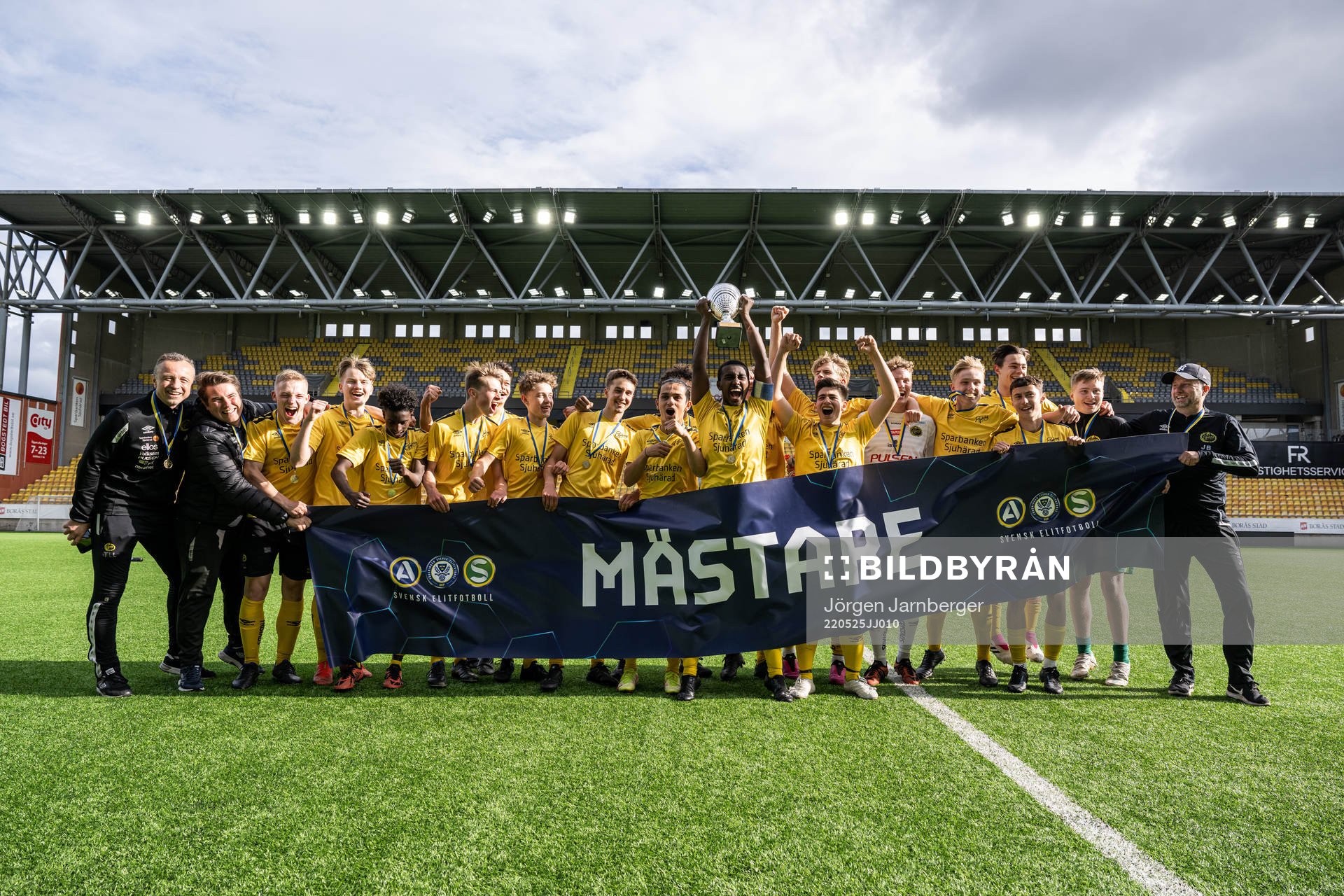 Elfsborgs lagkapten Ahmed abdumusa lyfter pokalen och jublar med lagkamraterna efter finalen i Ligacupen P16 mellan Elfsborg och AIK den 25 maj 2022 i Borås.