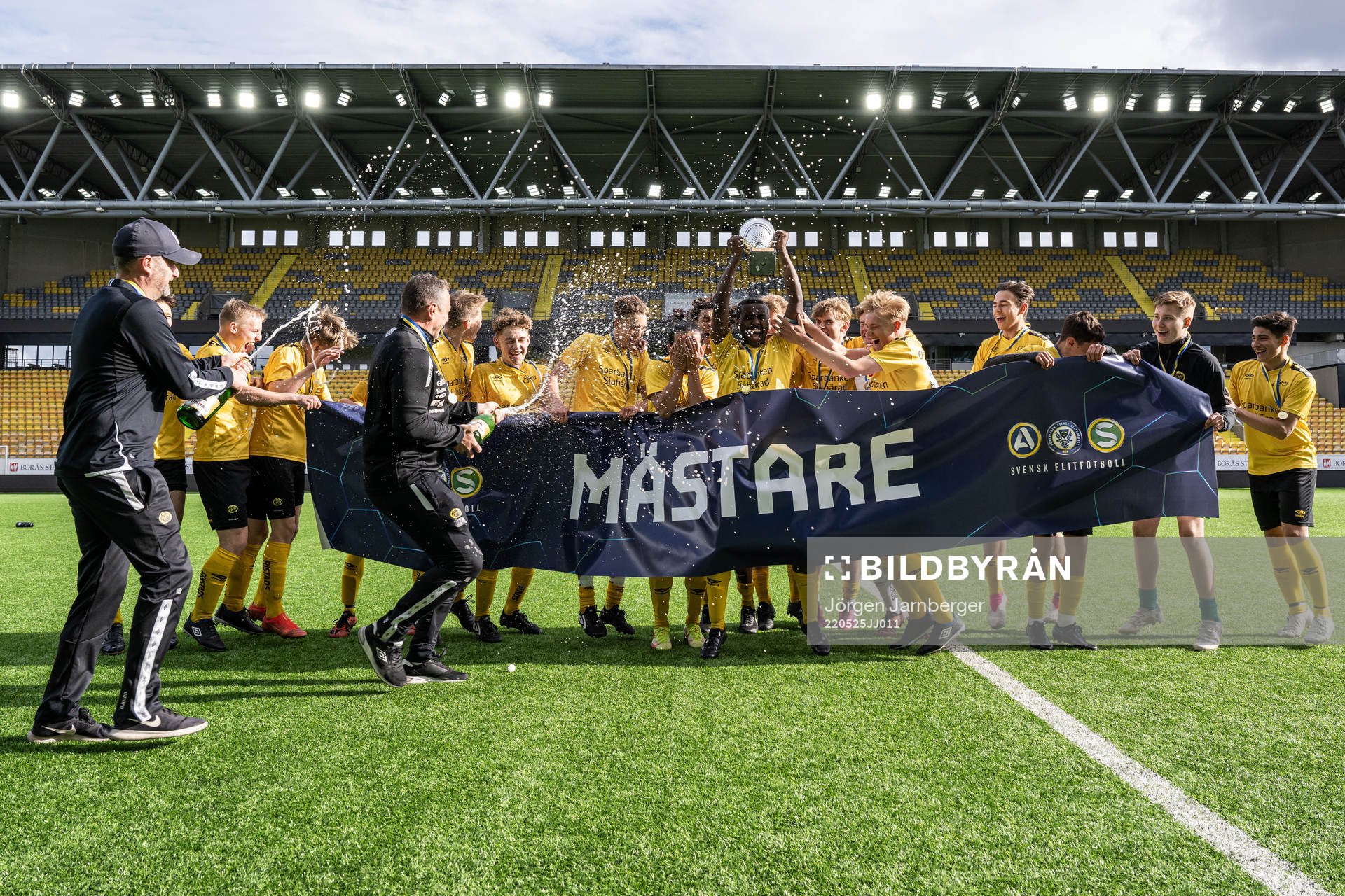 Elfsborgs lagkapten Ahmed abdumusa lyfter pokalen och