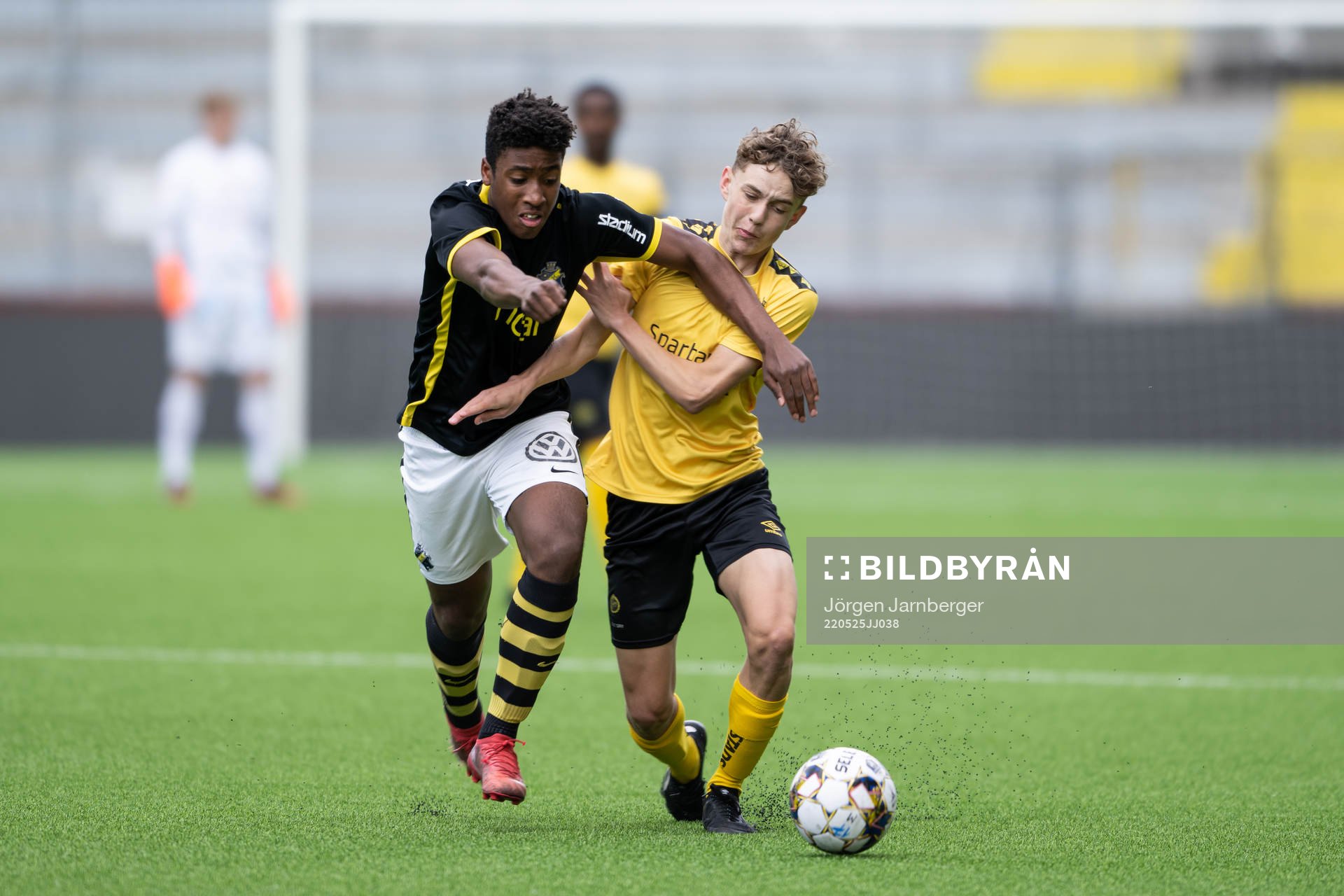 AIKs Hans Koffi och Elfsborgs Viggo Lidberg under finalen i Ligacupen P16 mellan Elfsborg och AIK den 25 maj 2022 i Borås. 