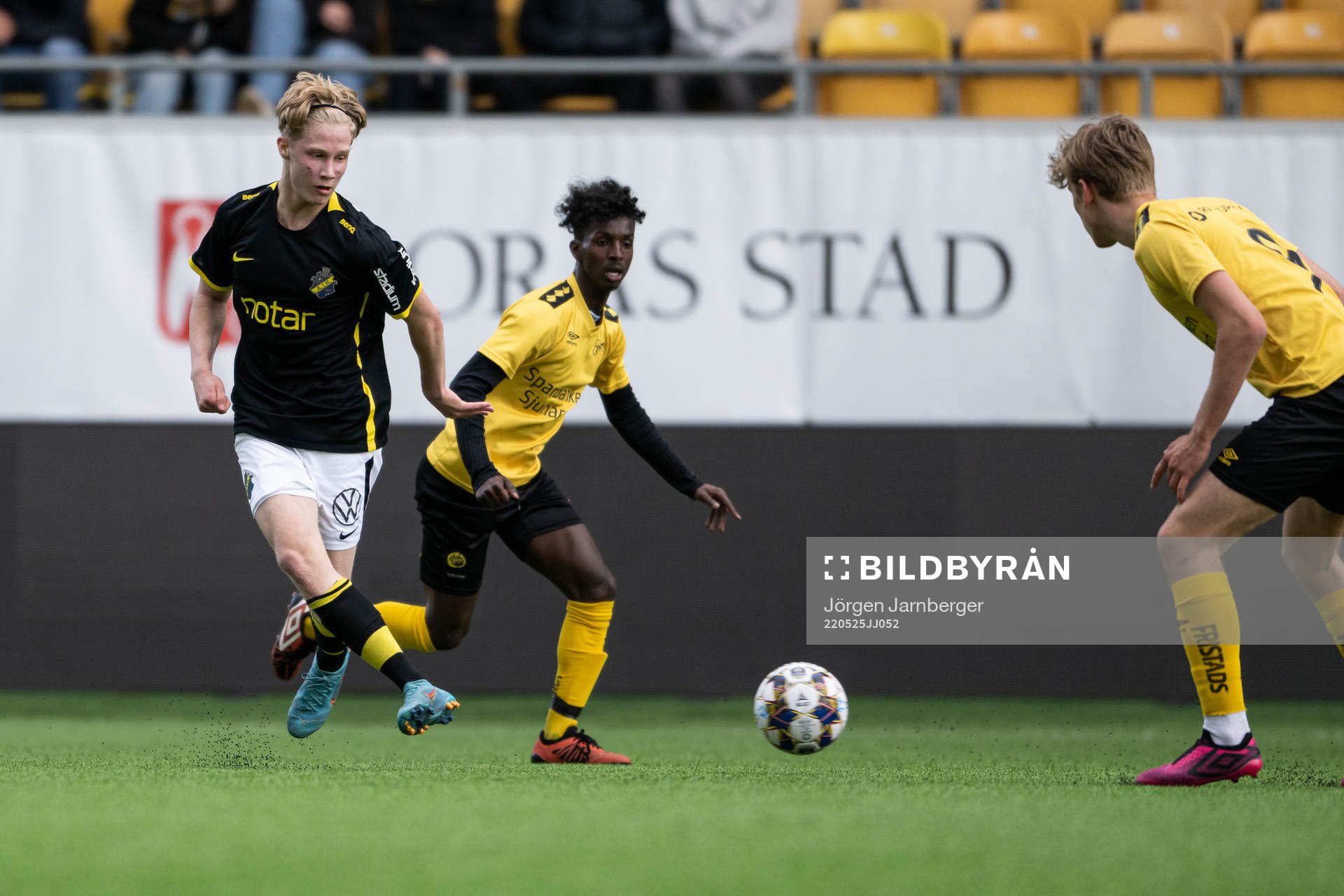 AIKs Andreas Redkin och Elfsborgs Abdifatah Mohamed Muse under finalen i Ligacupen P16 mellan Elfsborg och AIK den 25 maj 2022 i Borås.