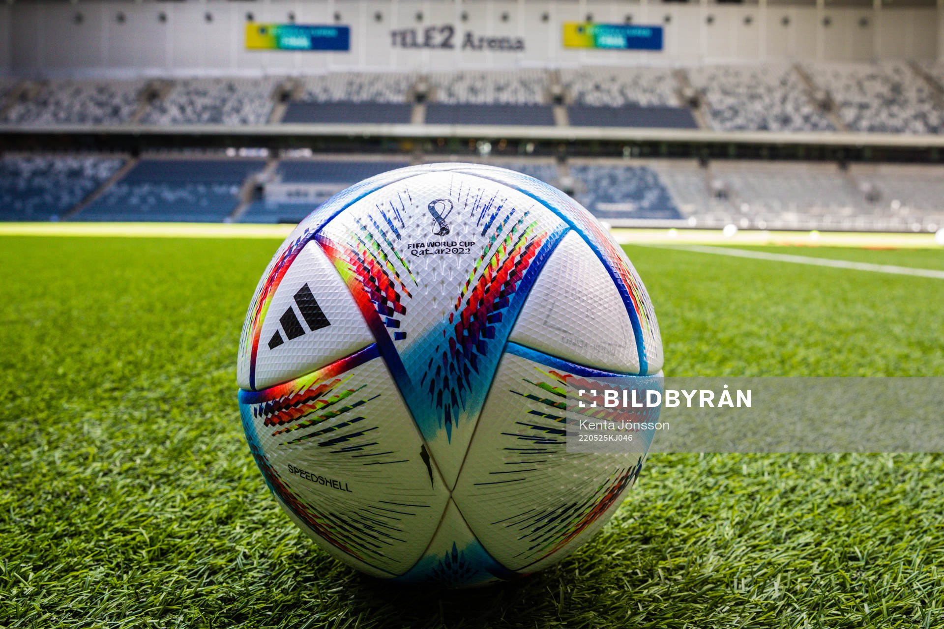 En fotboll med logotypen för FIFA World CUP i Qatar 2022