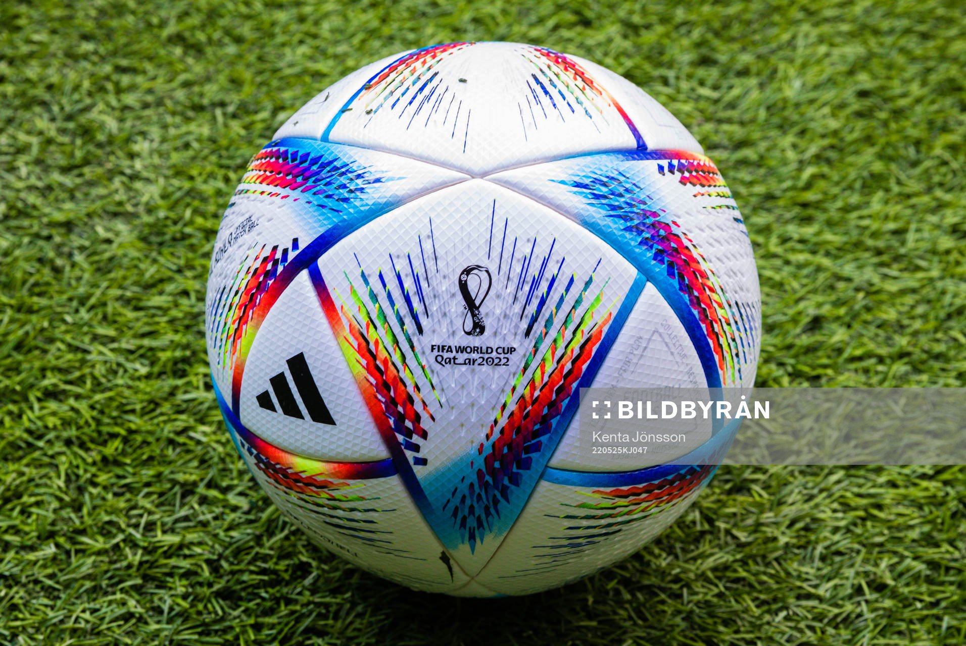 En fotboll med logotypen för FIFA World CUP i Qatar 2022