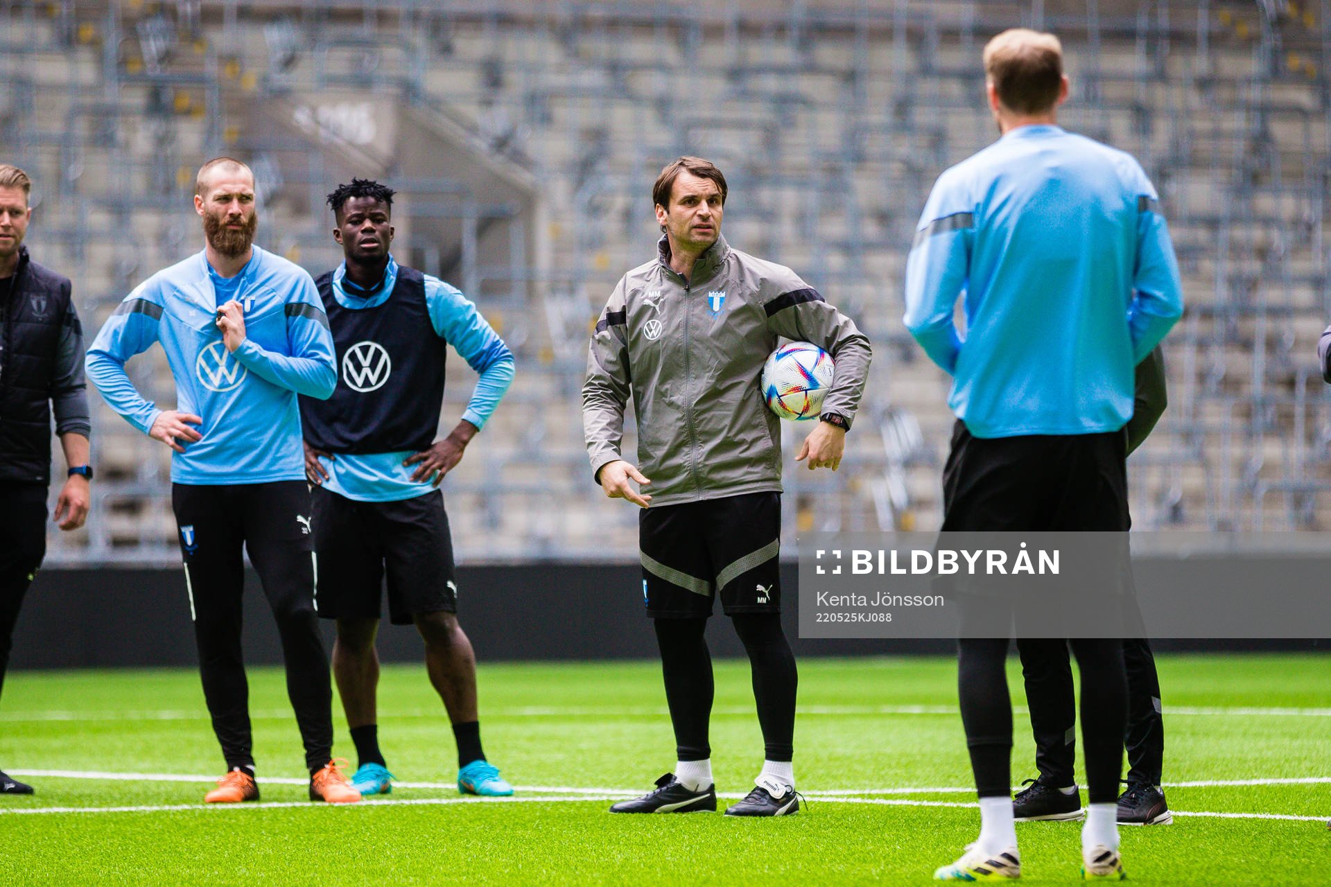 Malmö FFs tränare Milos Milojevic med spelare