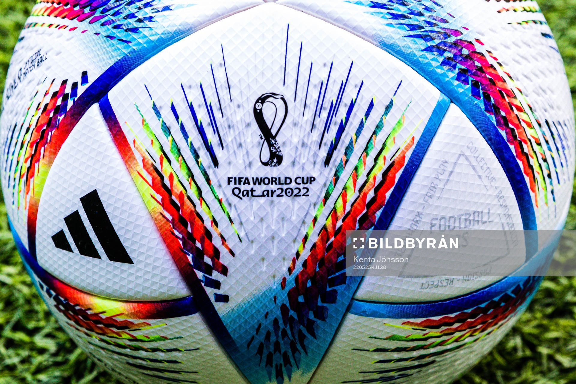 En fotboll med logotypen för FIFA World CUP i Qatar 2022