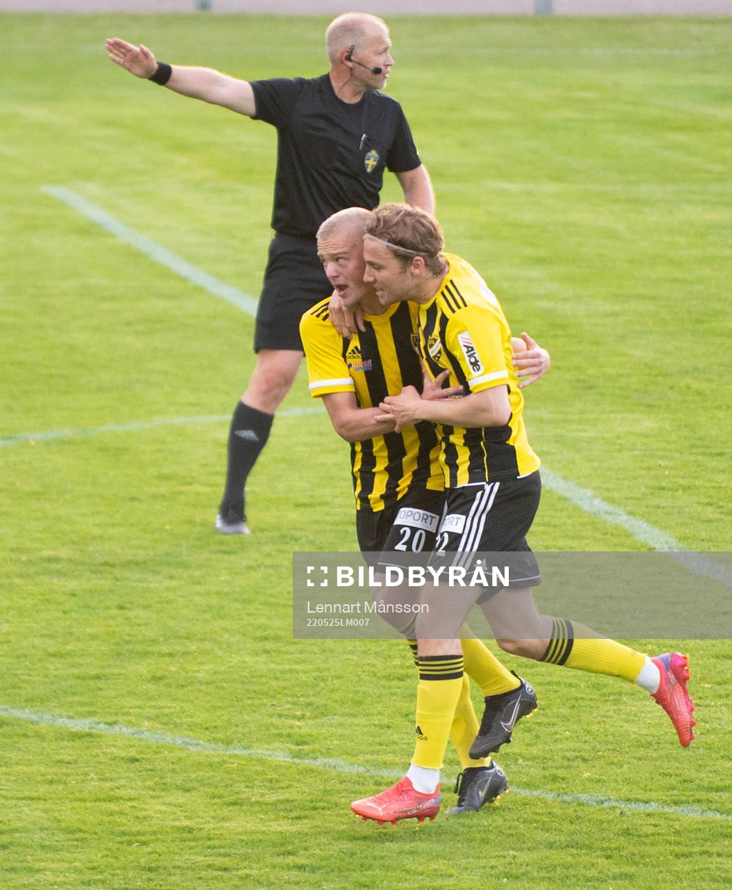 IFK Hässleholms Isaac Holmberg Olle Kjellman Olblad jublar i matchen i div. 2 Södra Götaland mellan IFK Hässleholm och FBK Balkan i Hässleholm 25 maj 2022.