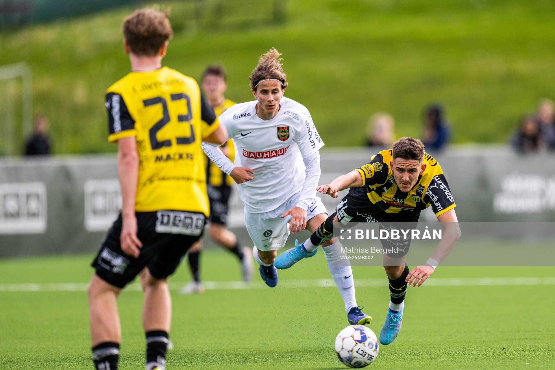 Brommapojkarnas Victor Ekström och Häckens Semir Bosnic