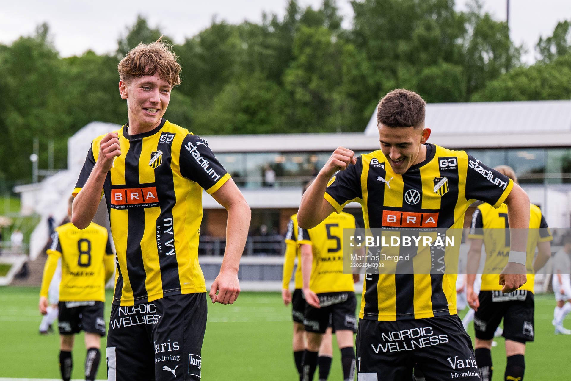 Häckens Liam Mekic jublar med Semir Bosnic jublar som