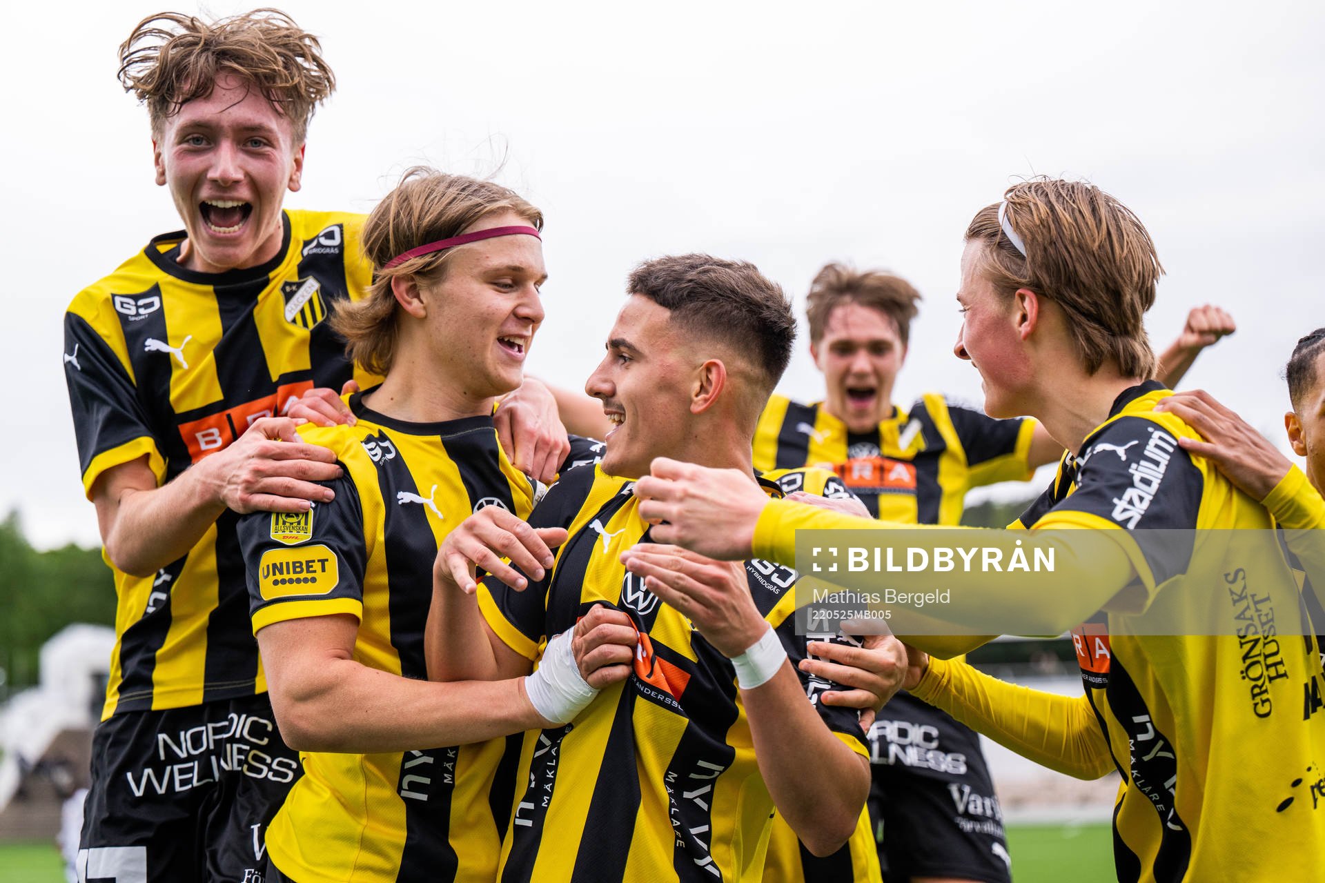 Häckens Liam Mekic, William Nilsson och Sigge Jansson jublar med Semir Bosnic (tvåa från höger) som gjort 1-0 under finalen i Ligacupen för P19 mellan Häcken och Brommapojkarna den 25 maj 2022 i Göteborg.