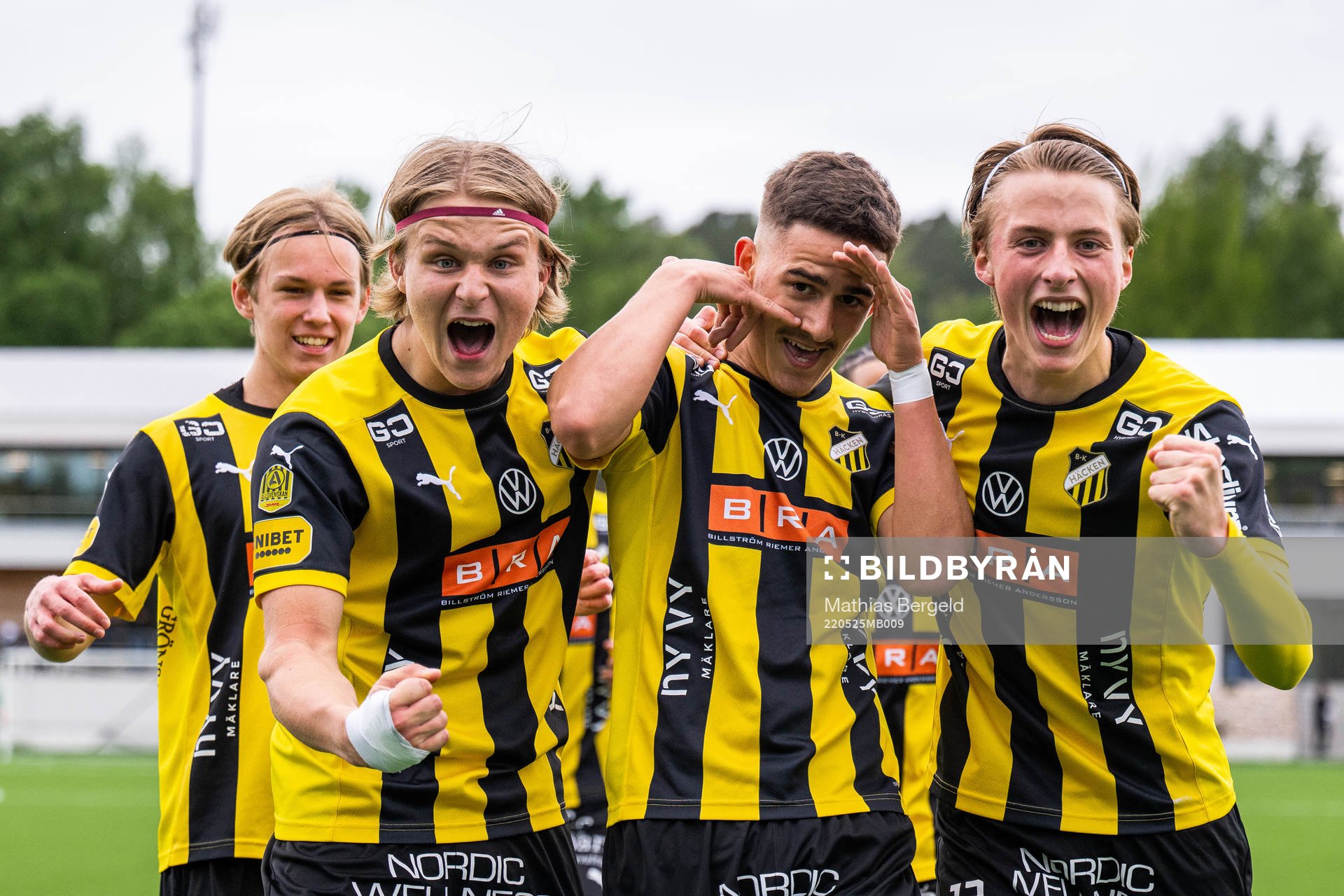 Häckens William Nilsson och Sigge Jansson jublar med Semir