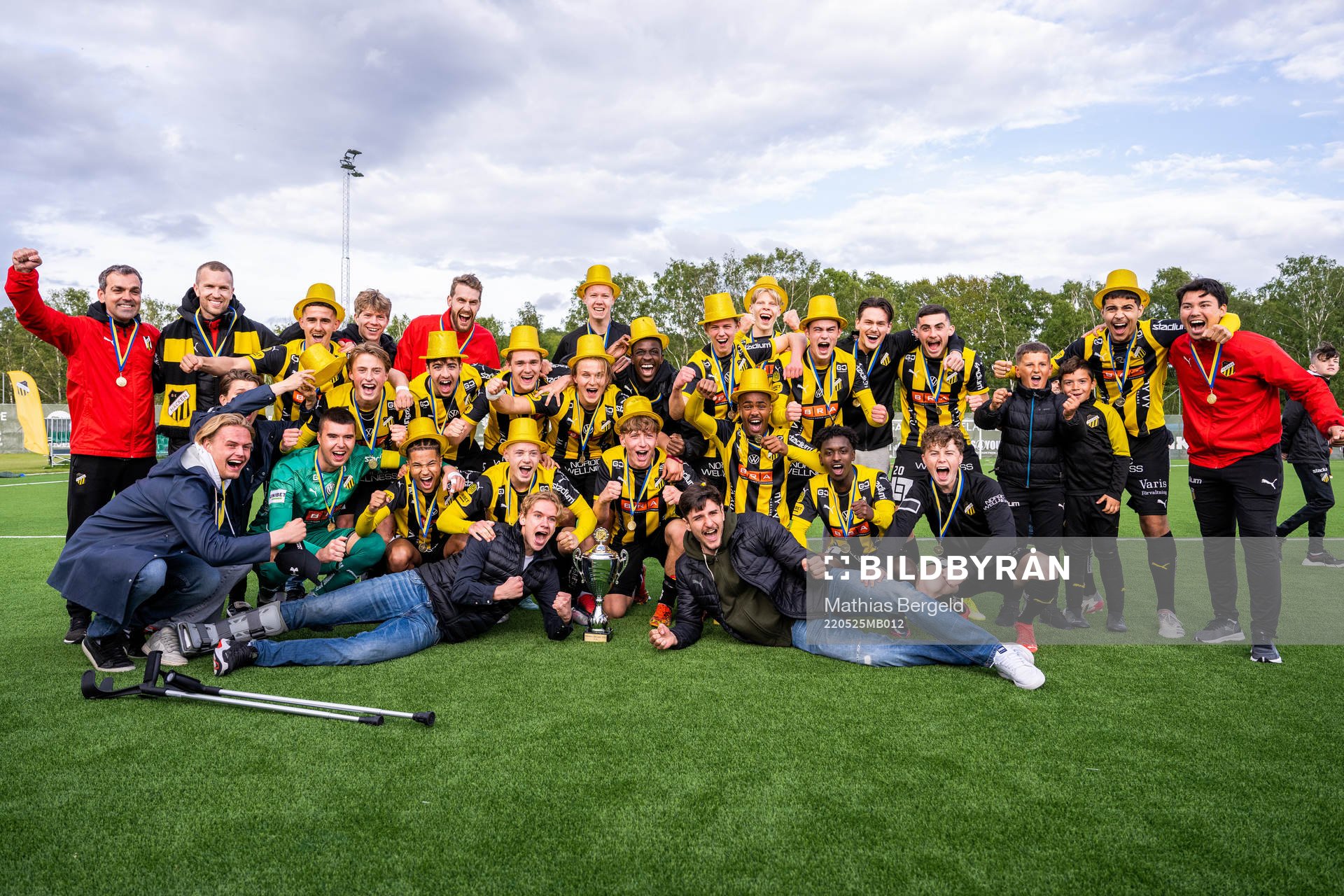 Häckens spelare jublar med pokalen