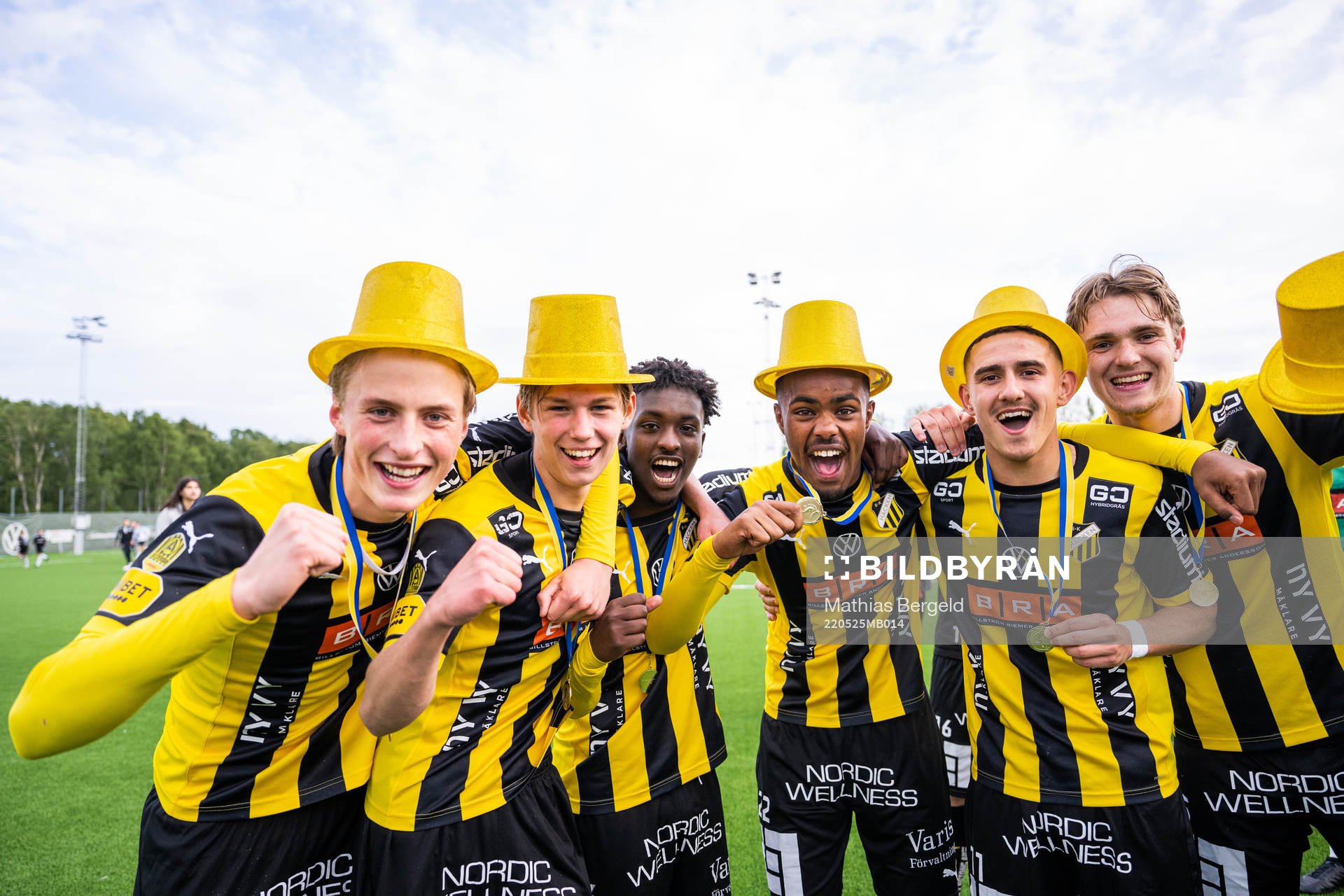 Häckens spelare jublar med guldmedaljen