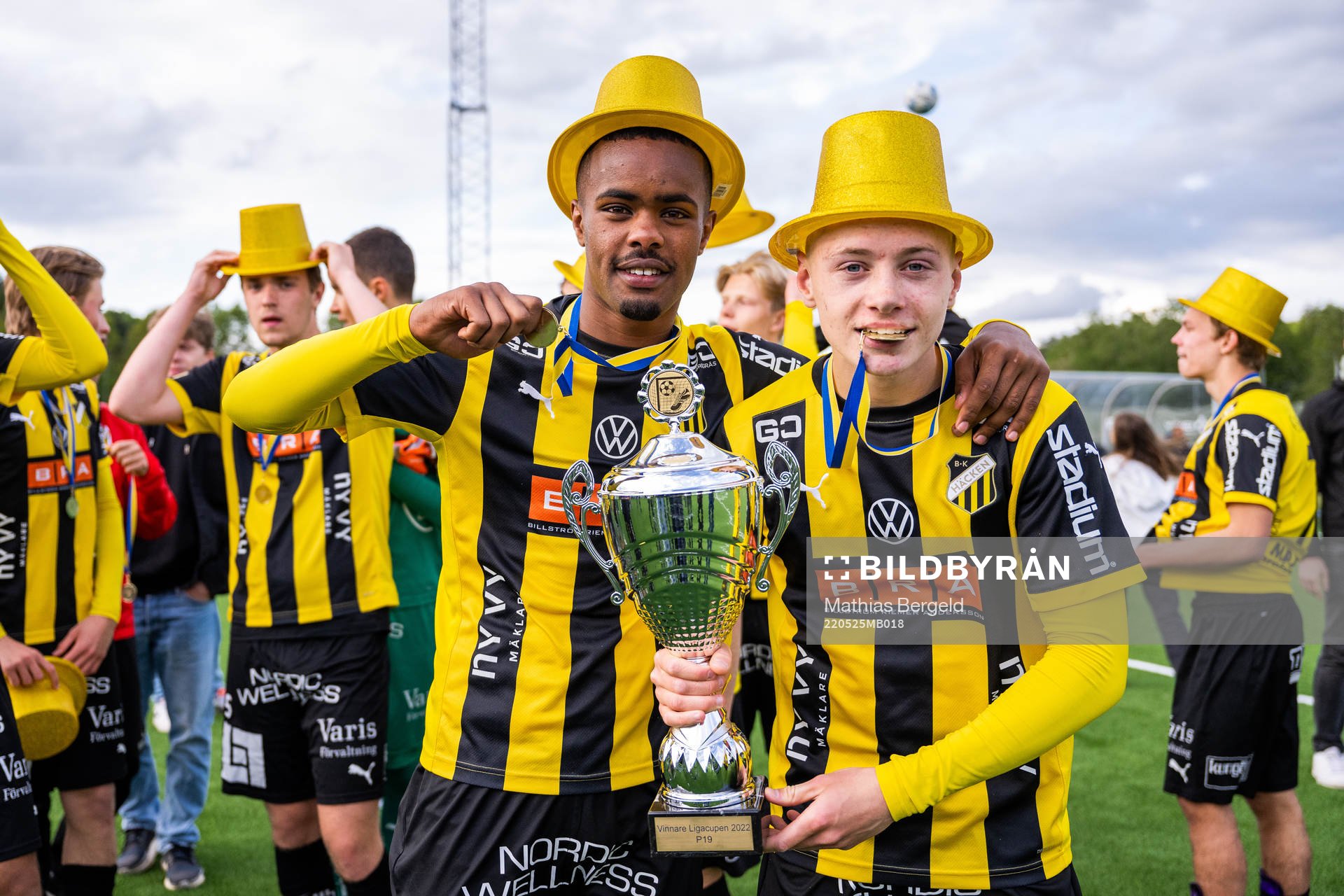 Häckens Abdirazak Mohamed Abdi och Oskar Ruuska jublar med