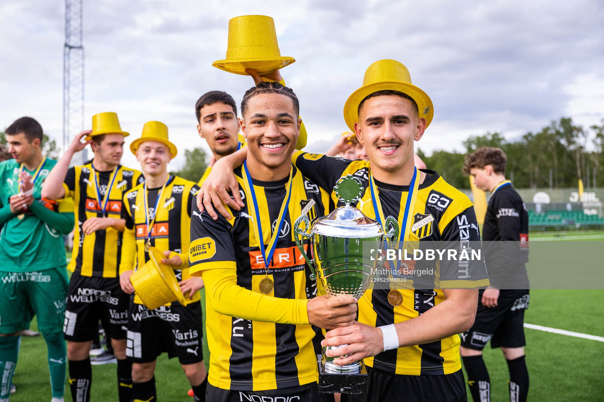 Häckens Momodou Lamin Sonko och Semir Bosnic  jublar med