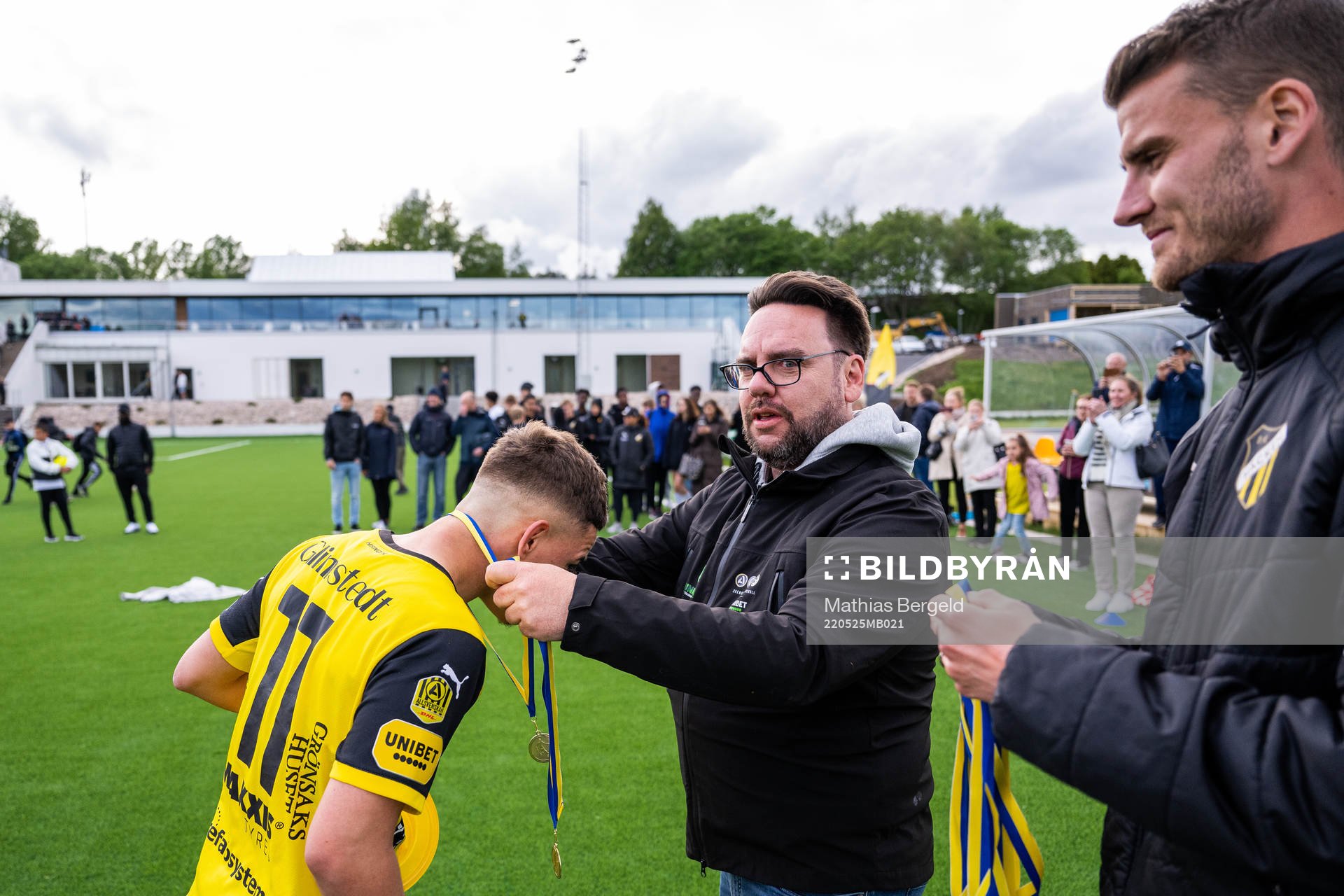 Häckens Semir Bosnic får sin guldmedalj