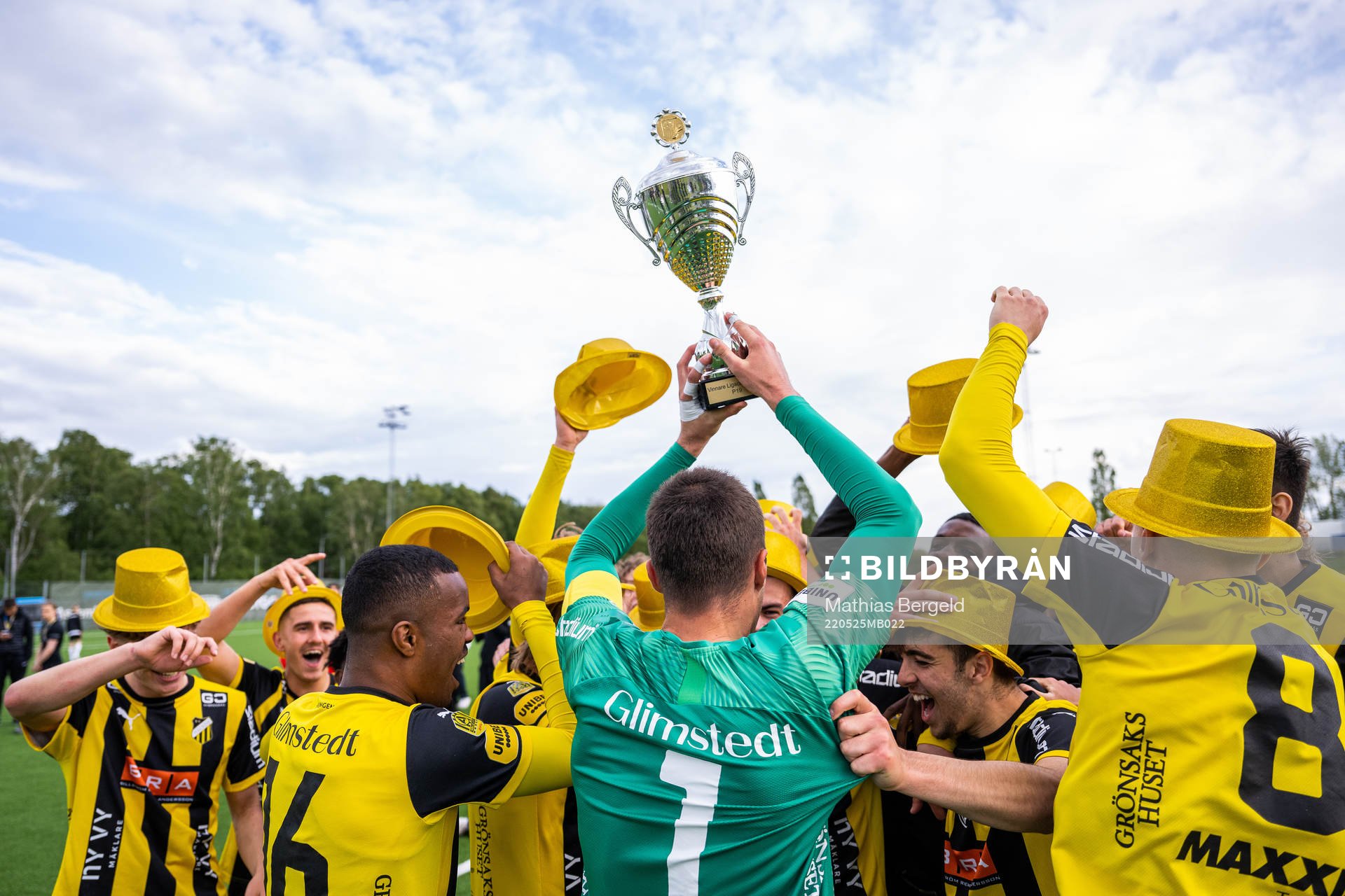 Häckens spelare jublar med pokalen