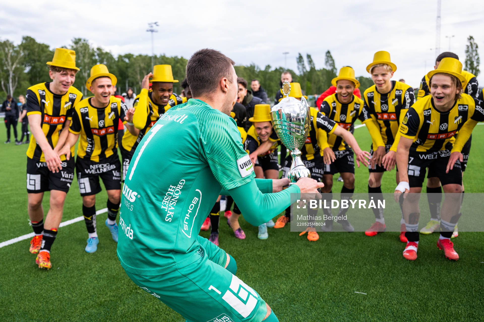 Häckens målvakt Sebastian Banozic jublar med pokalen