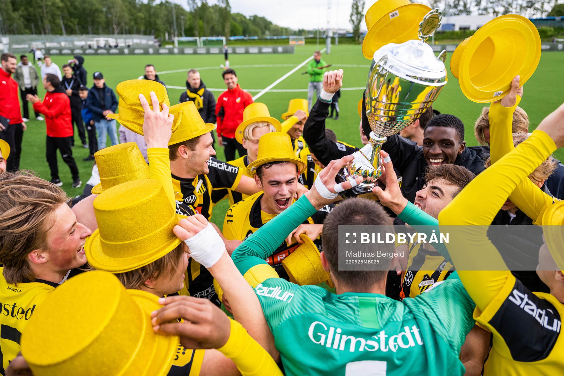 Häckens spelare jublar med pokalen