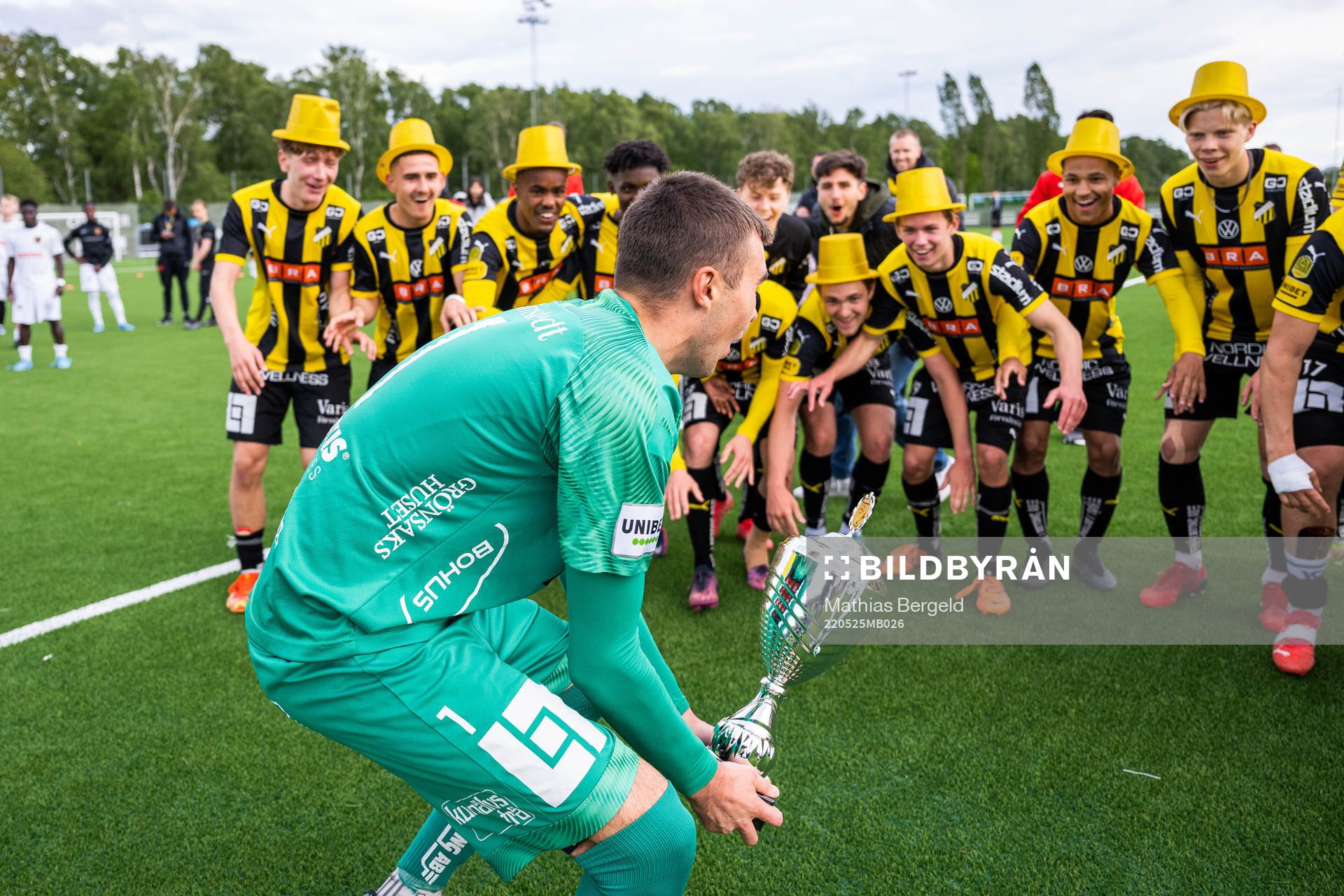 Häckens målvakt Sebastian Banozic jublar med pokalen
