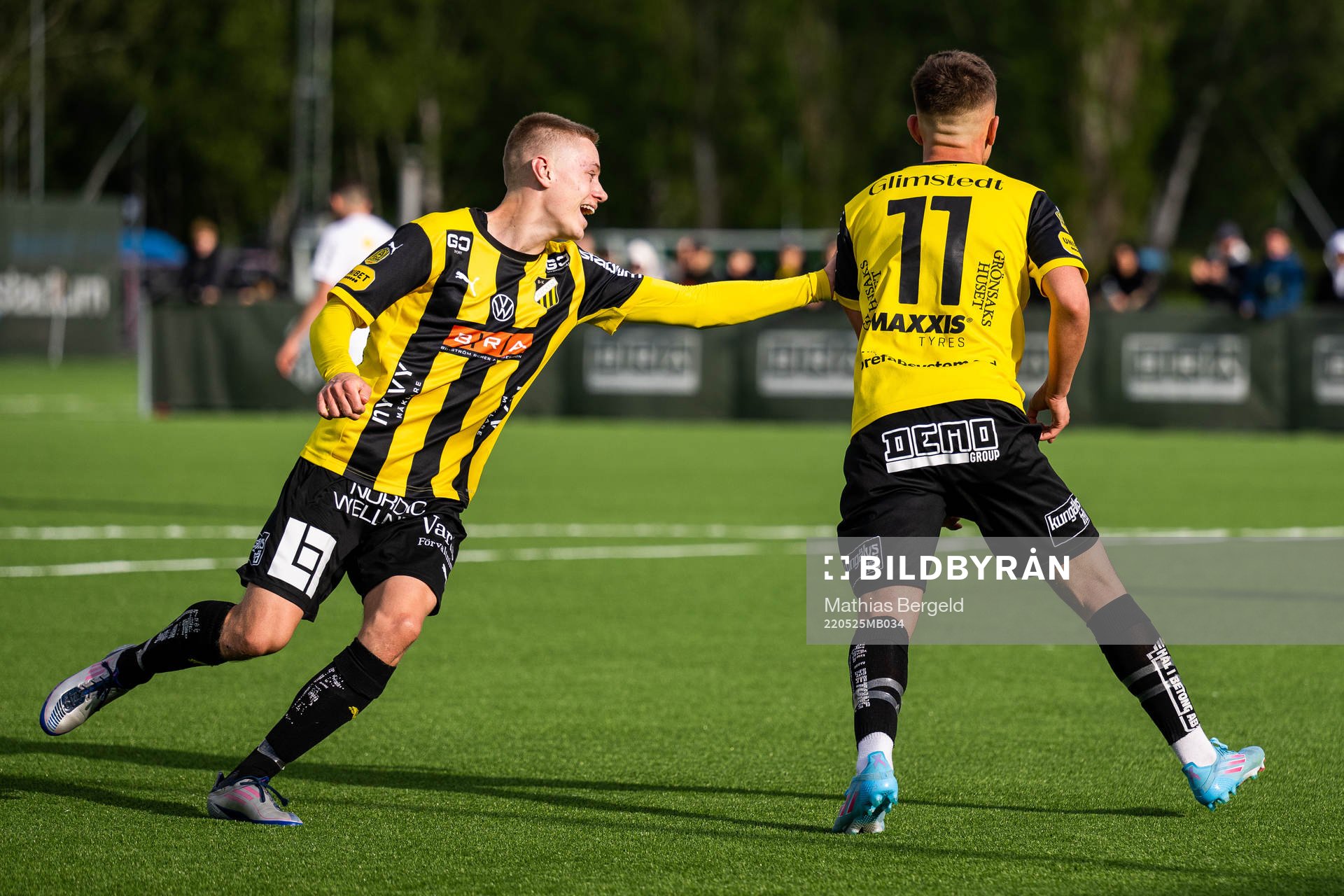 Häckens Oskar Ruuska jublar med Semir Bosnic som gjort 2-0