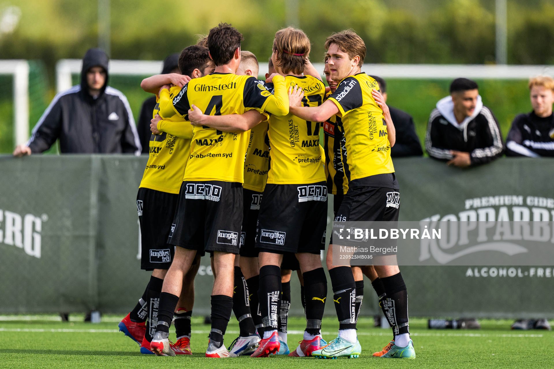 Häckens Semir Bosnic jublar med lagkamrater