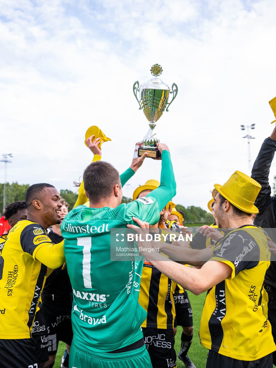 Häckens spelare jublar med pokalen
