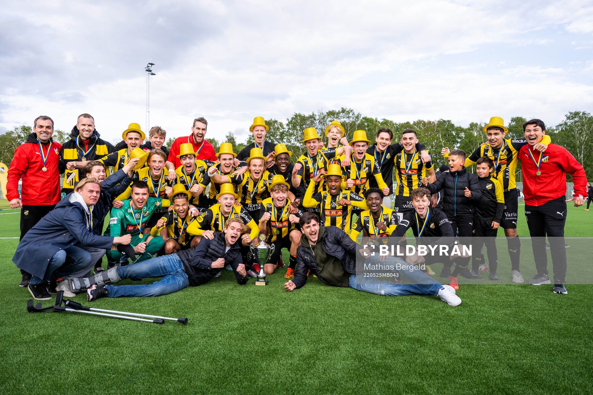 Häckens spelare jublar med pokalen