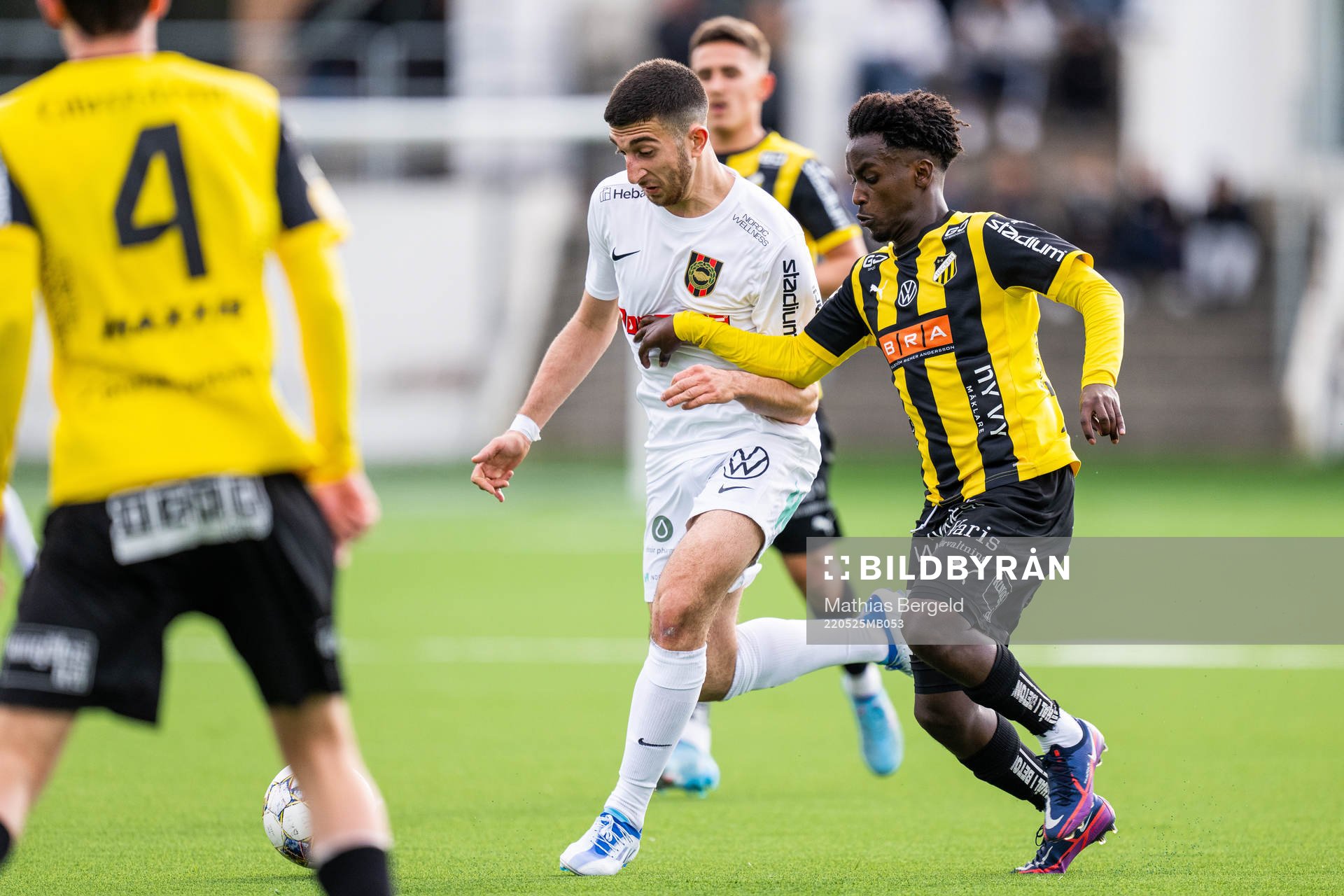 Brommapojkarnas Mario Butros och Häckens Yusuf Nuur