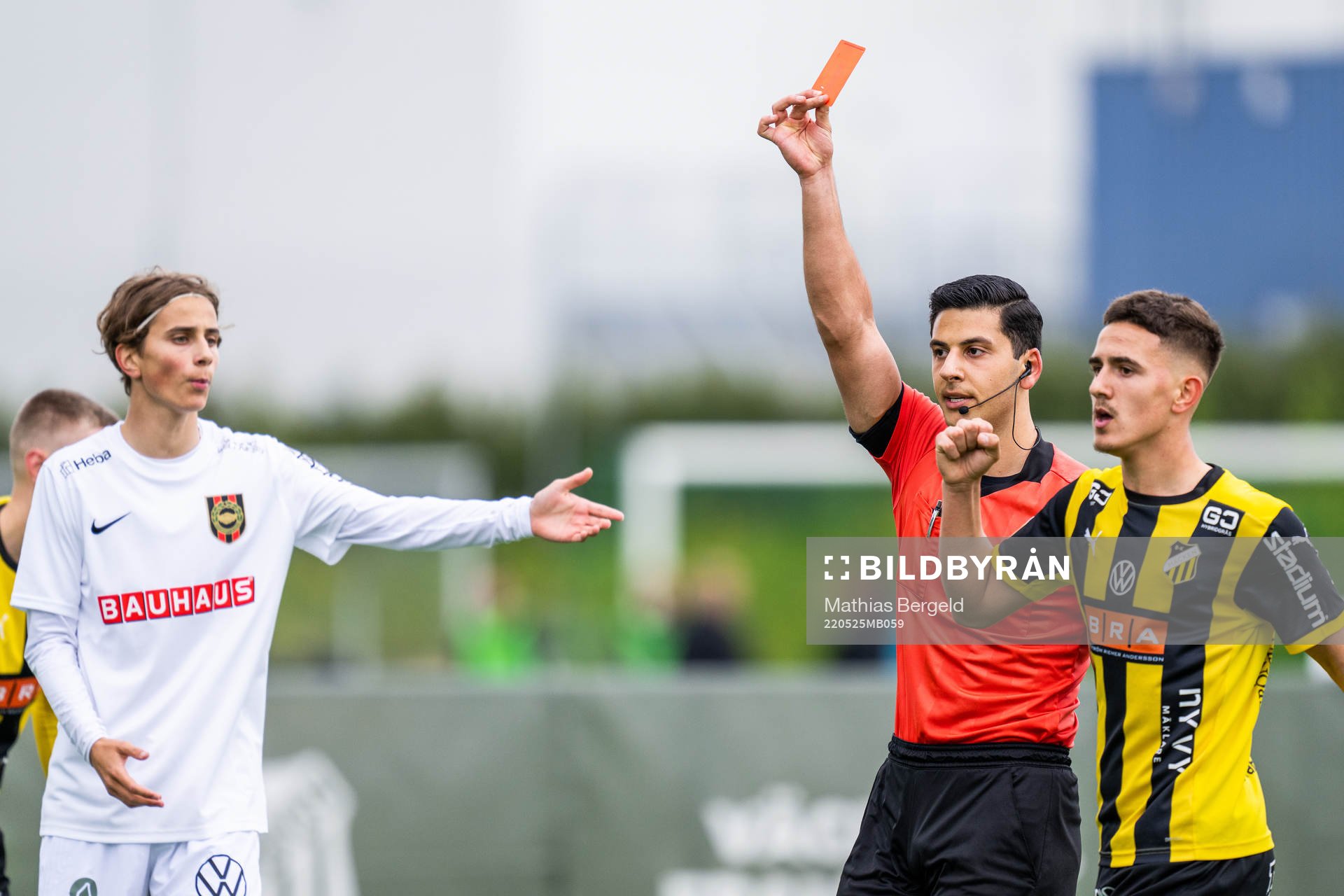 Domare Soroush Mahmoudi ger rött kort till Brommapojkarnas