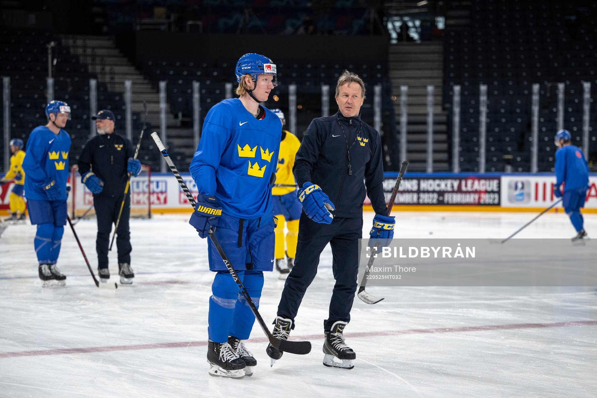 Rasmus Dahlin and head coach Johan Garpenlöv of Sweden at