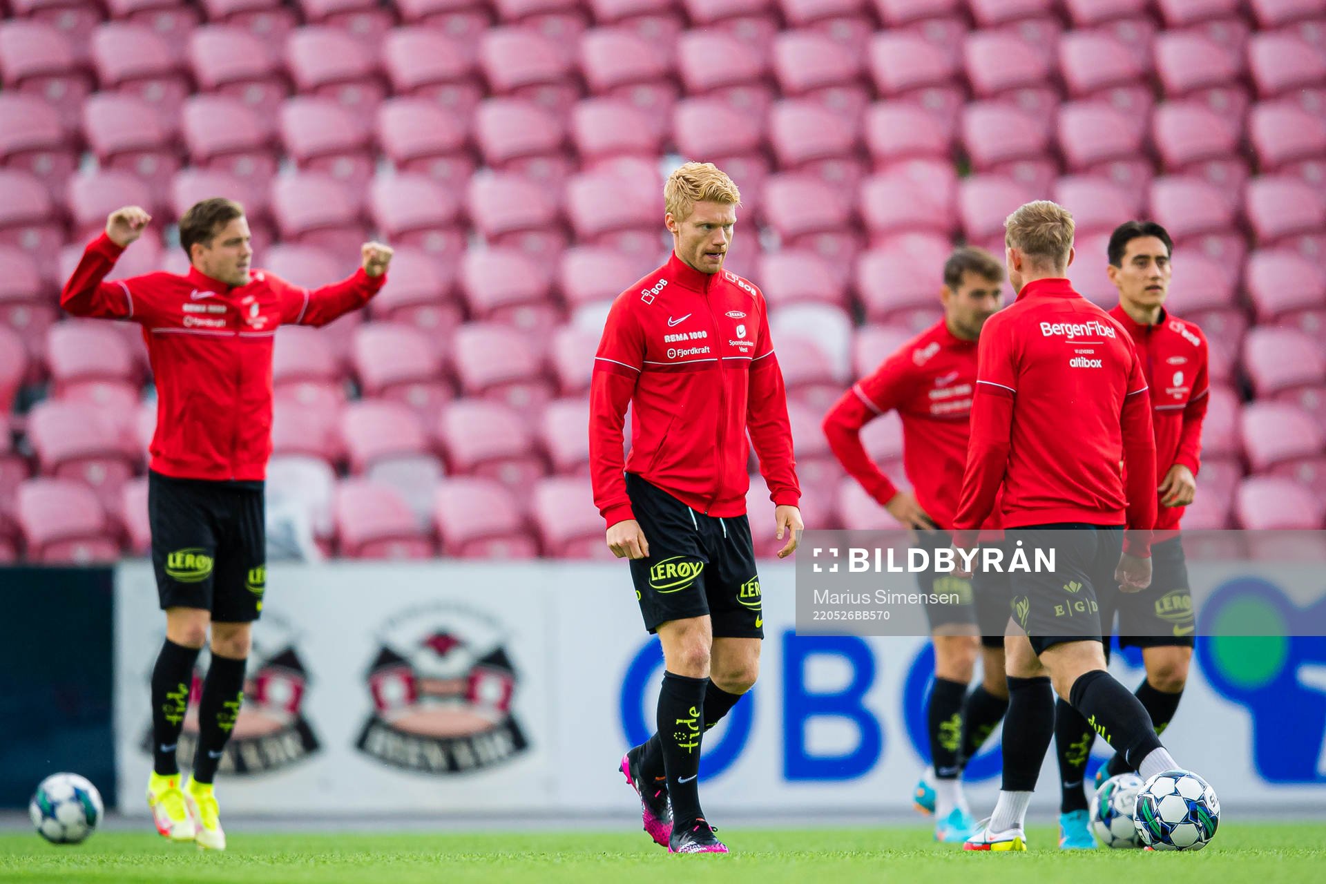 Sivert Heltne Nilsen of Brann warms up