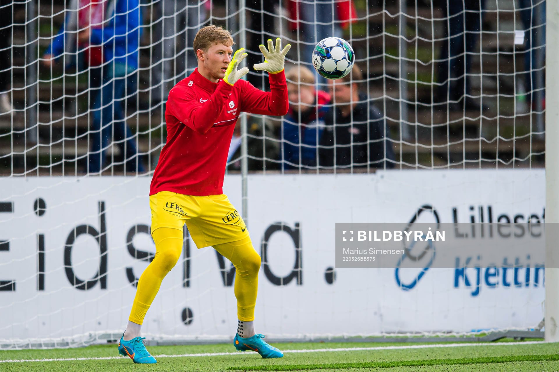 Mathias Lønne Dyngeland of Brann warms up