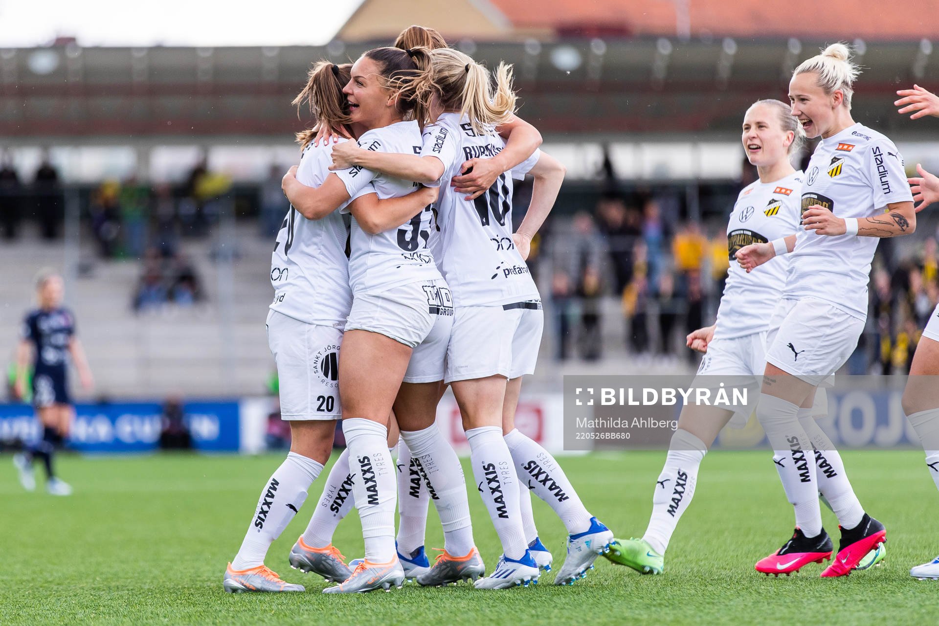 Häckens Johanna Ryttning Kaneryd jublar med lagkamrater