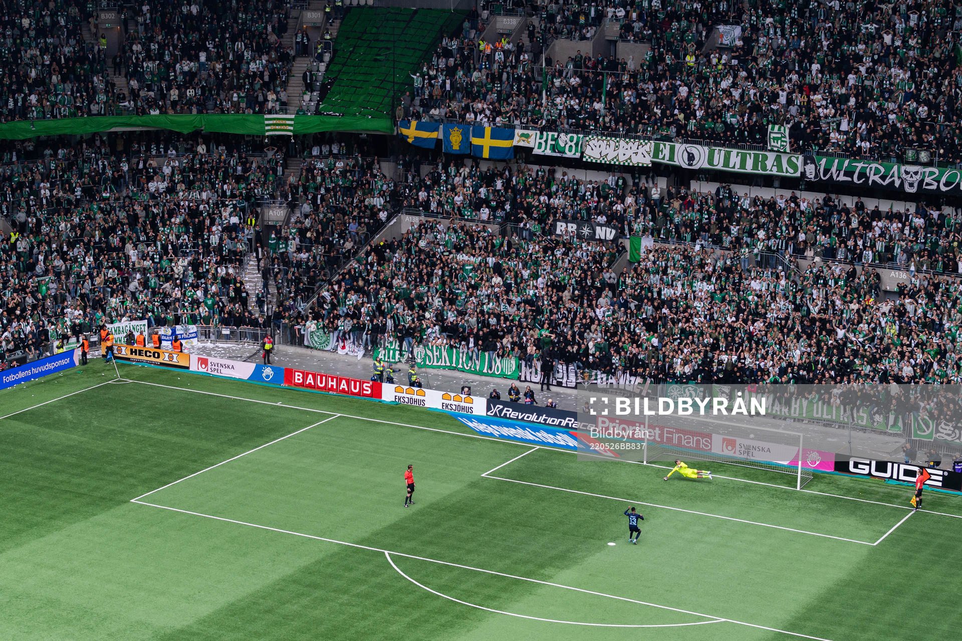 Malmö FFs Martin Olsson gör mål bakom Hammarbys målvakt