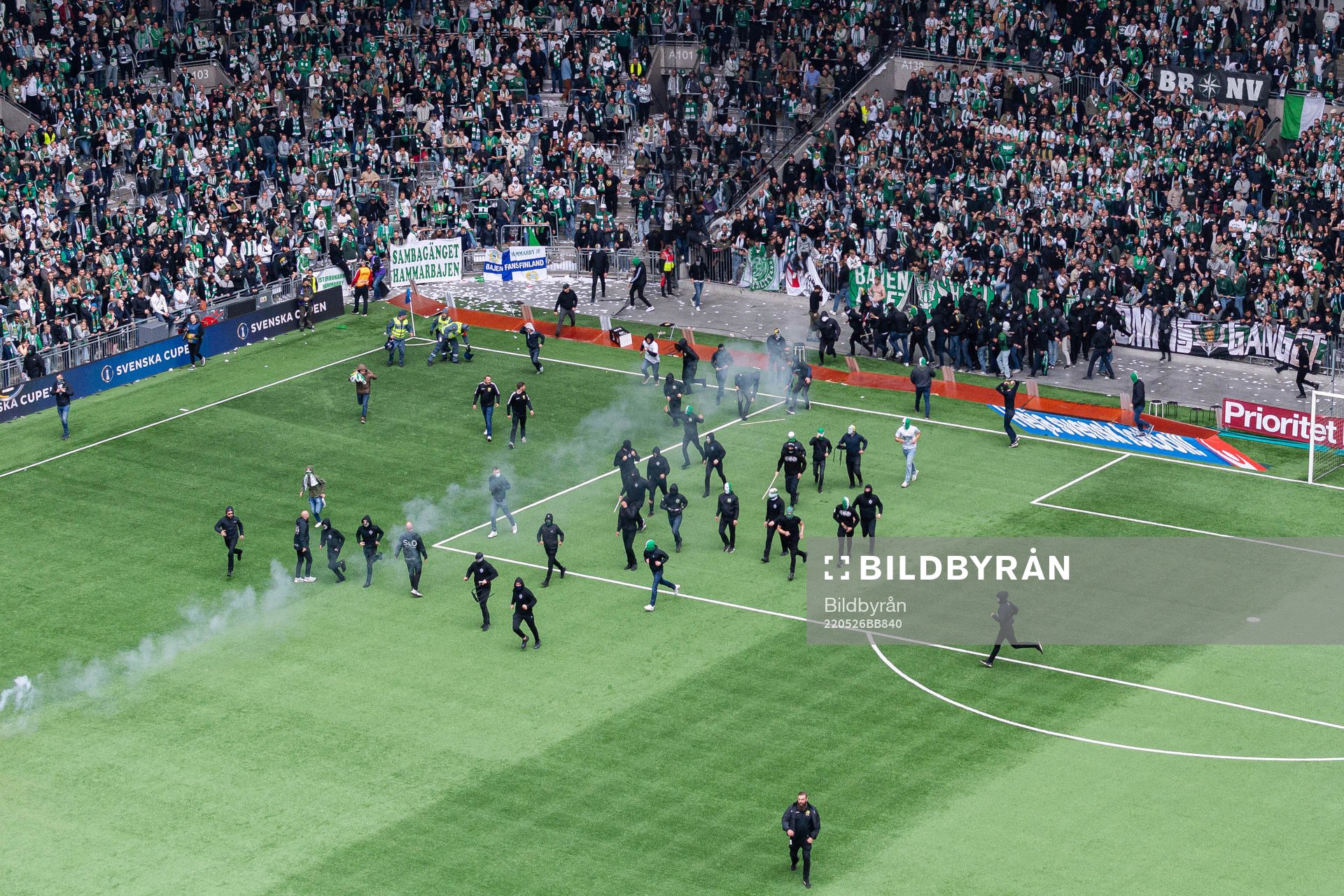 Hammarbys supportrar stormar planen