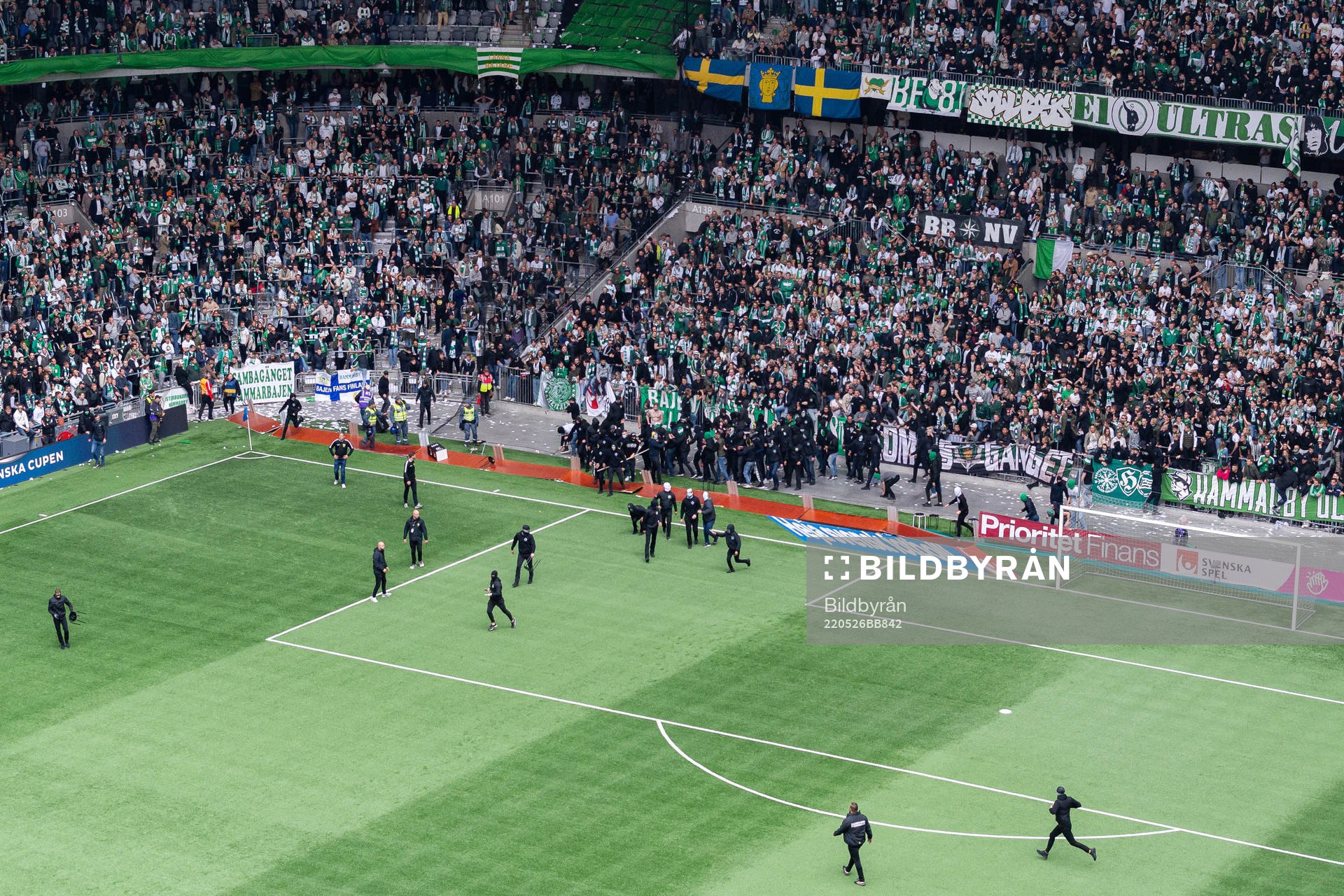 Hammarbys supportrar stormar planen