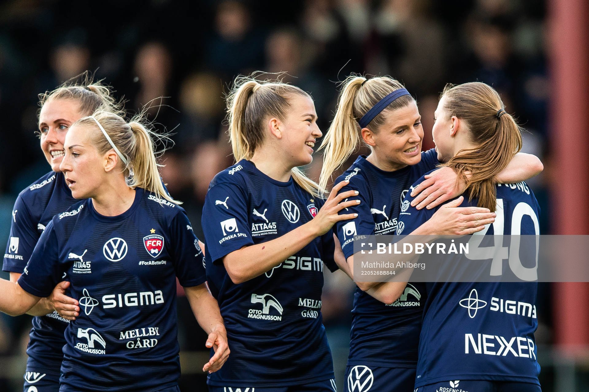 Rosengårds Olivia Schough jublar med Bea Sprung som gjort 1-1 under finalen i Svenska Cupen mellan FC Rosengård och Häcken den 26 maj 2022 i Malmö.