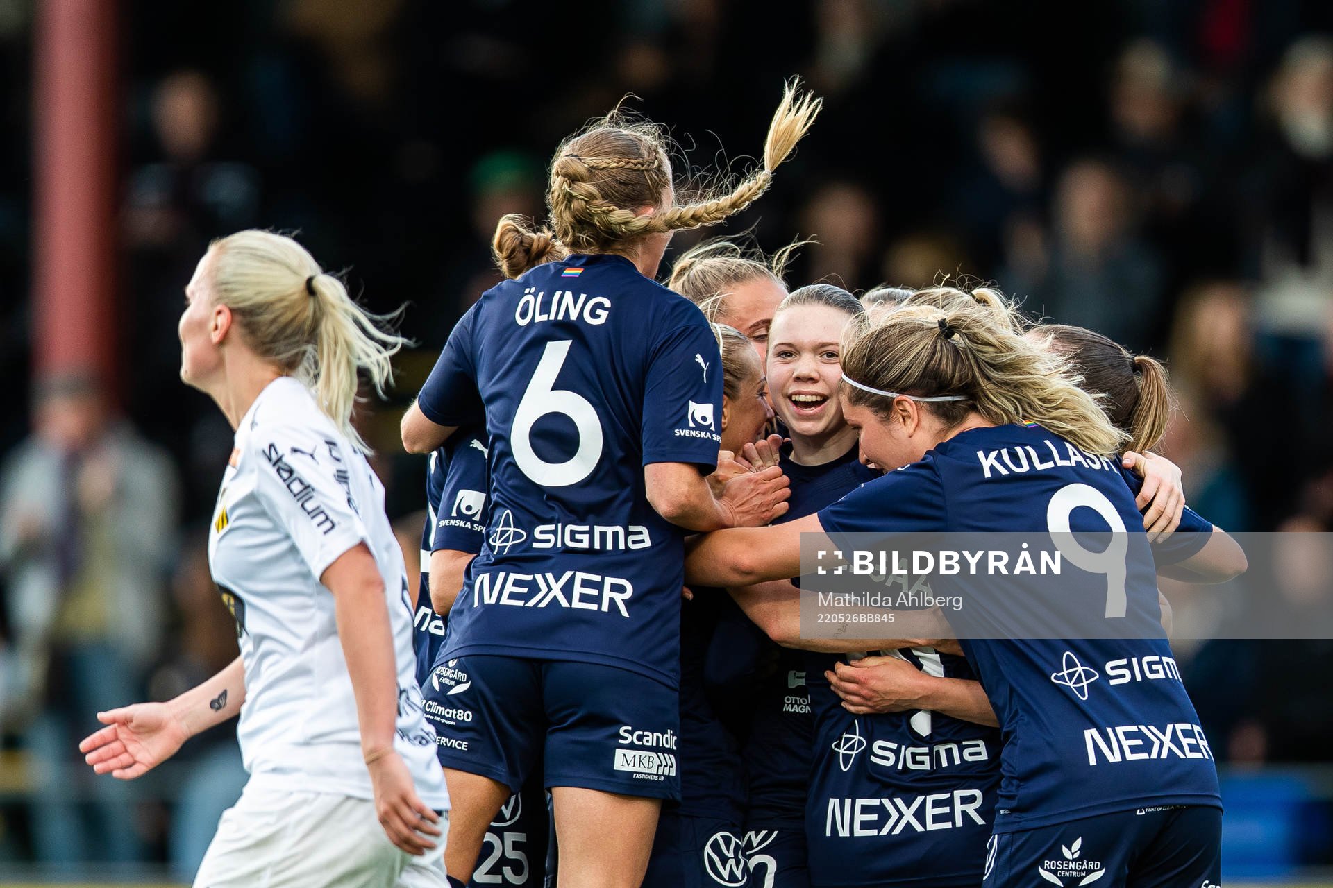 Rosengårds Bea Sprung jublar med lagkamrater