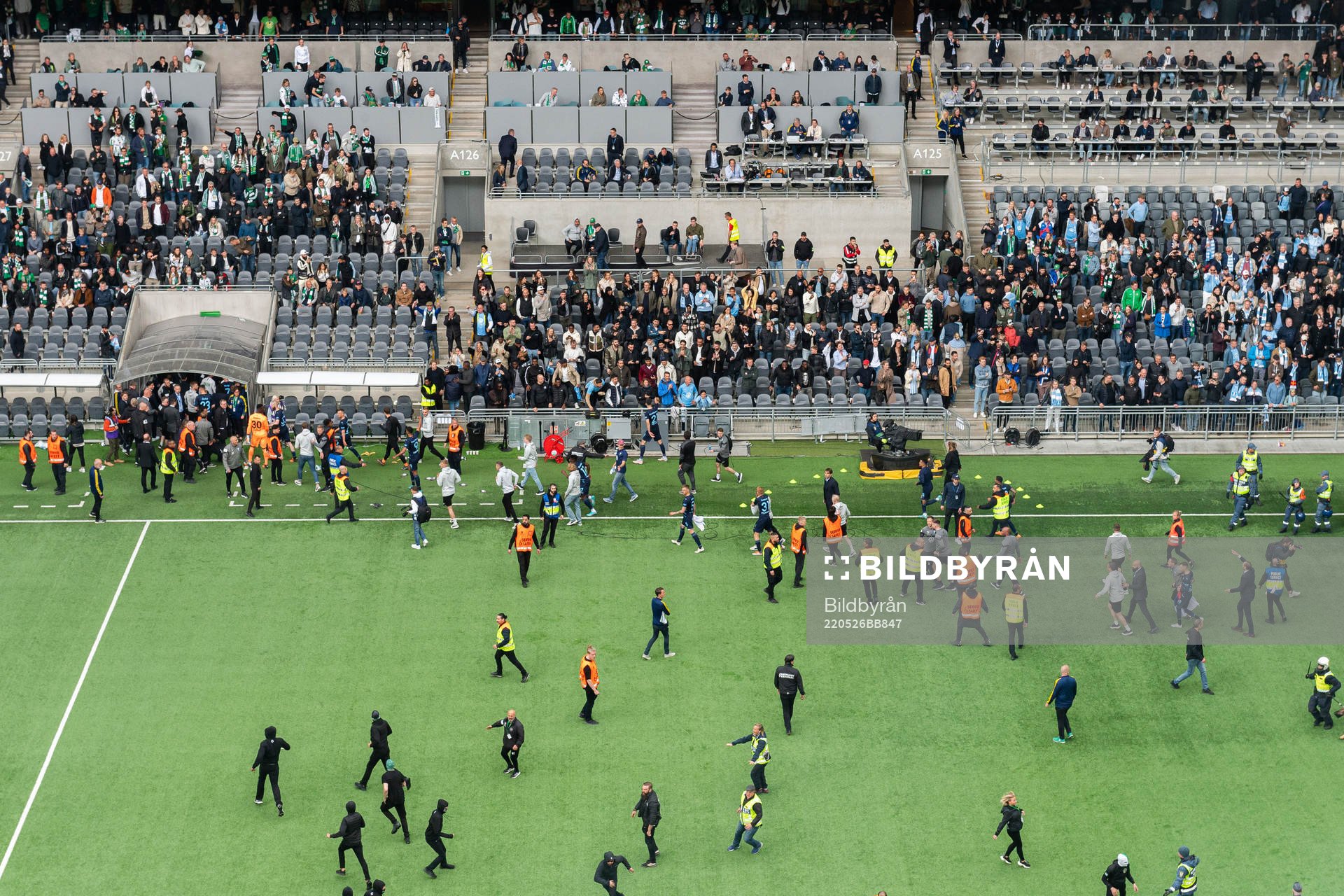 Hammarbys supportrar stormar planen framför Malmö FFs
