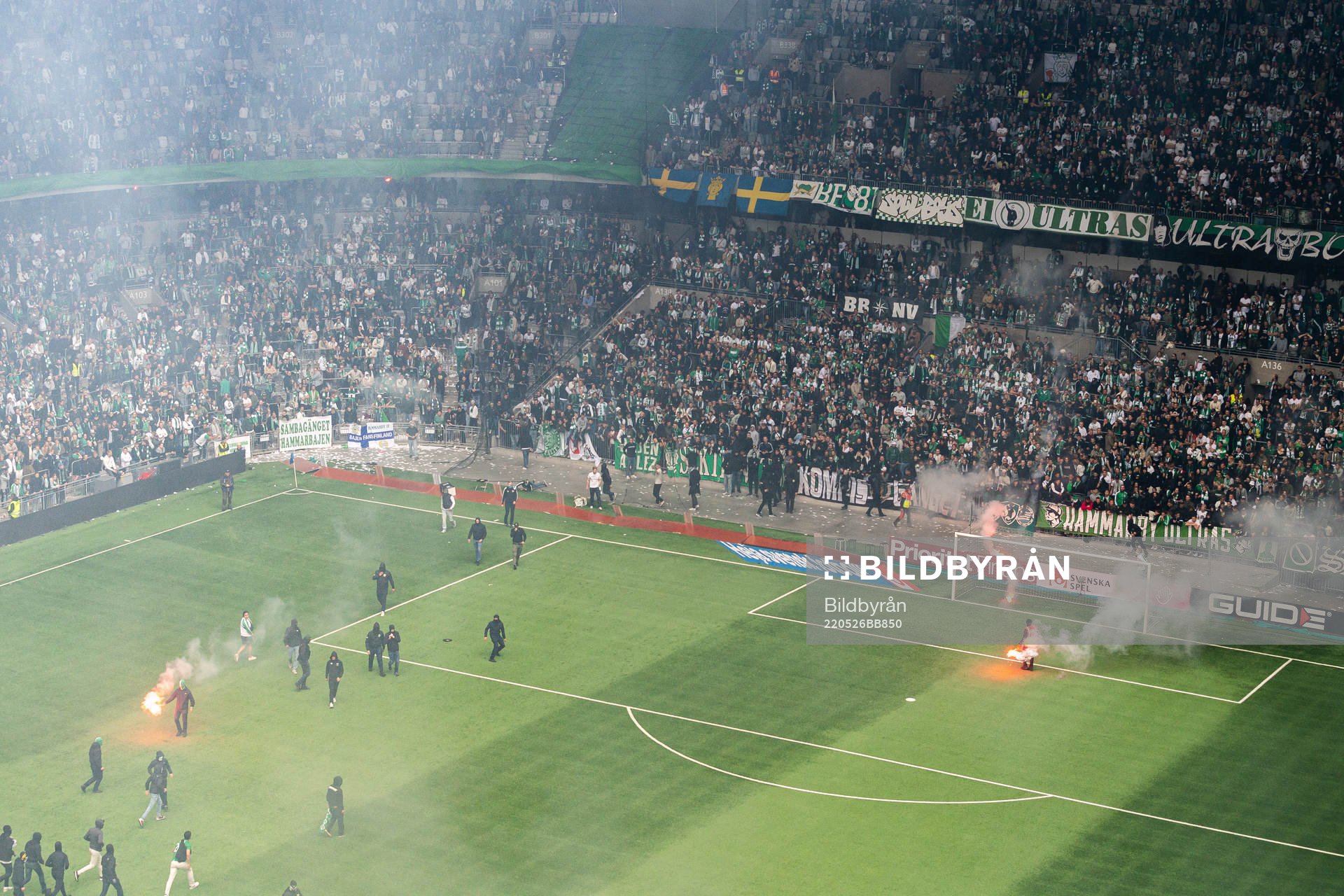 Hammarbys supportrar stormar planen
