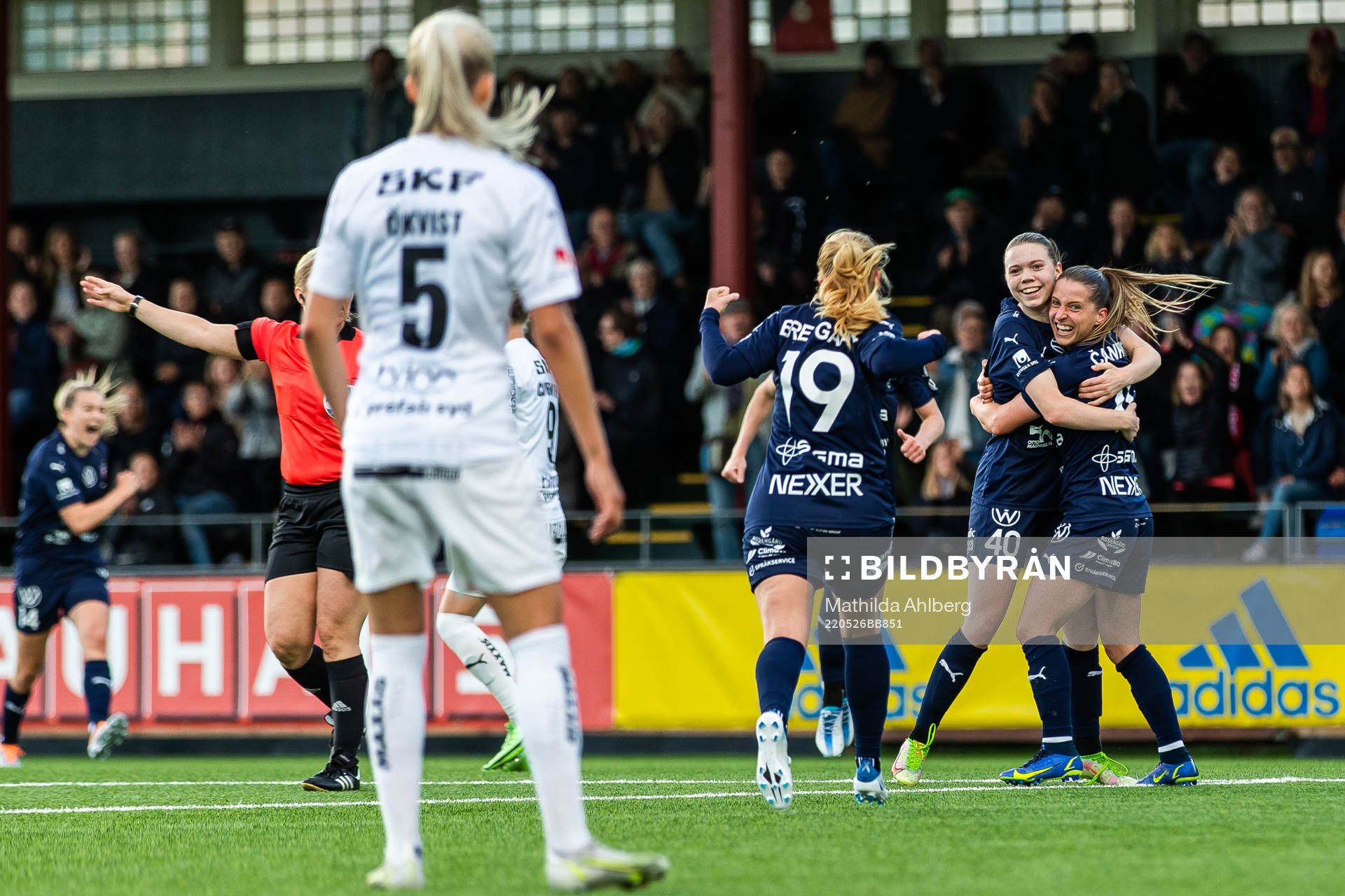 Rosengårds Bea Sprung jublar med lagkamrater