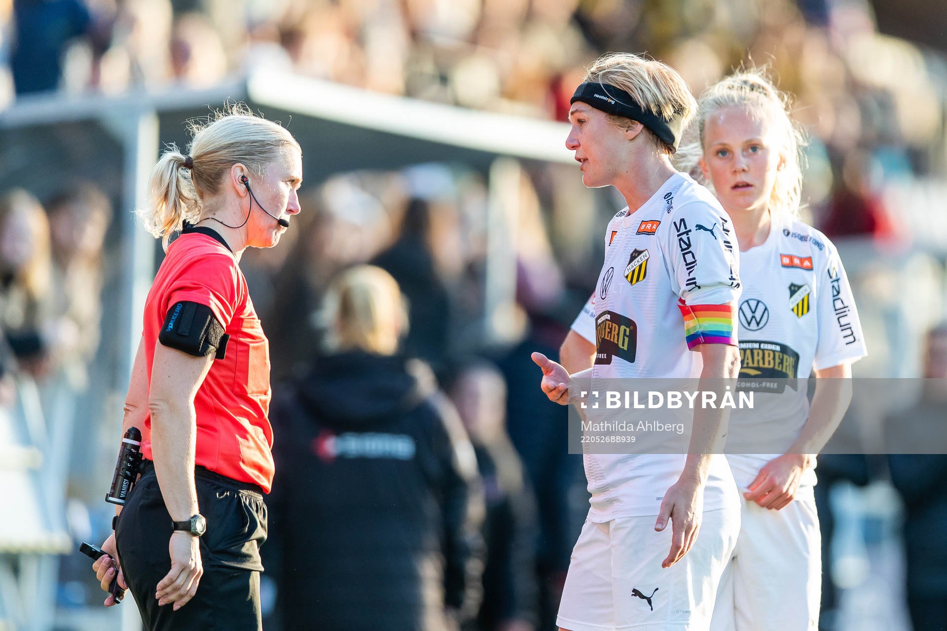 Häckens Luna Nørgaard Gevitz och Molly Johansson reagerar