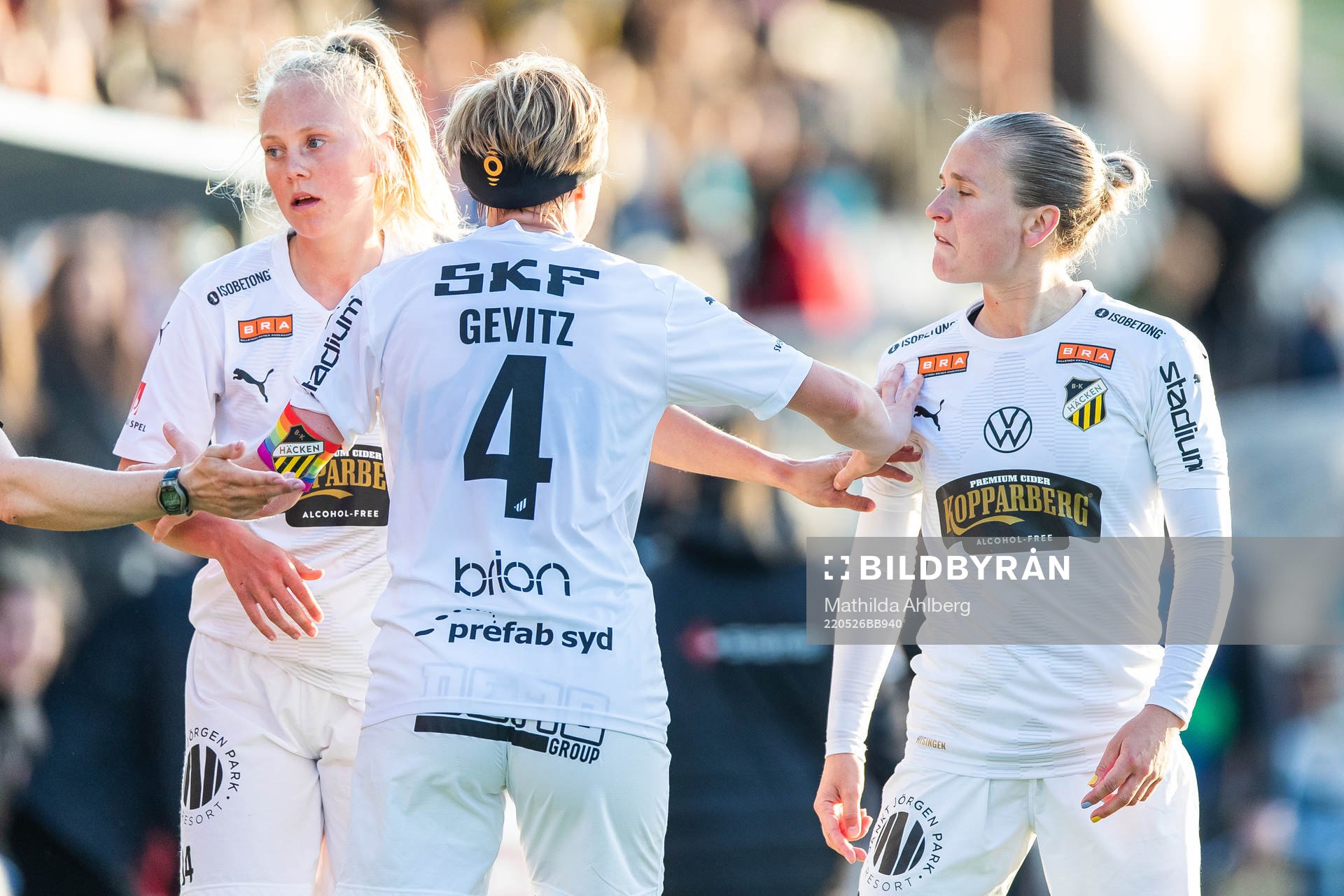 Häckens Filippa Curmark reagerar mot domare Sara Persson
