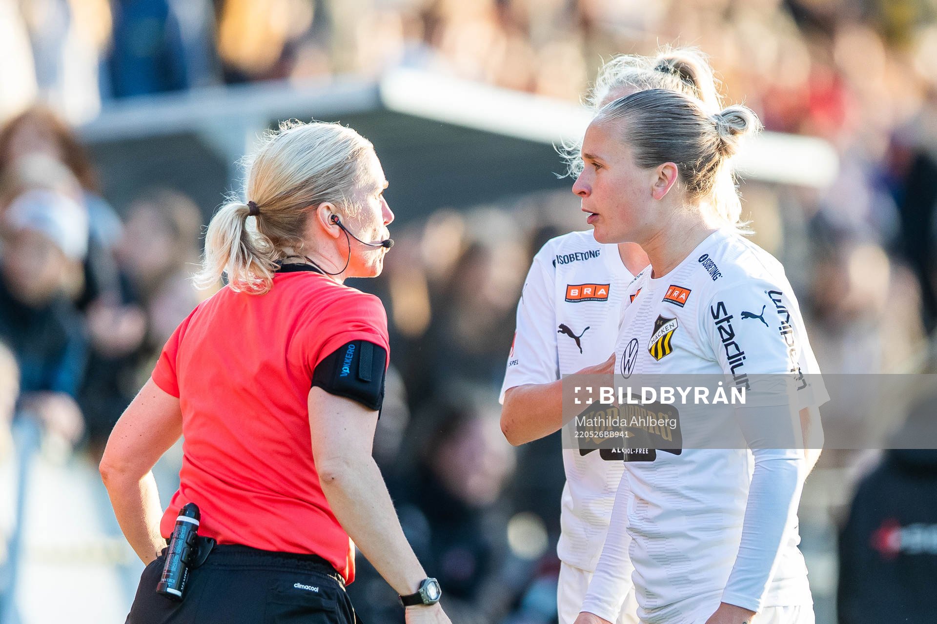 Häckens Filippa Curmark reagerar mot domare Sara Persson