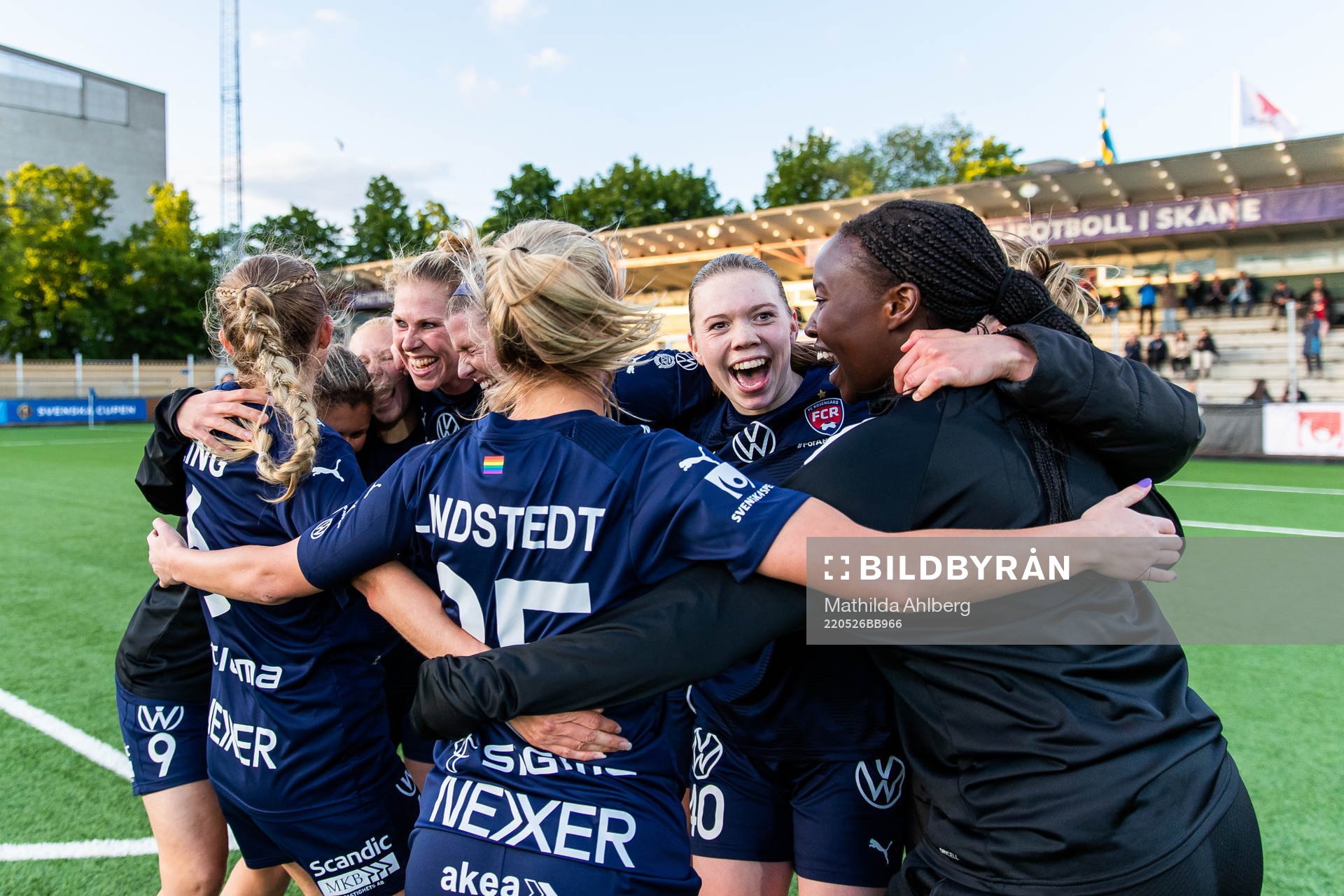 Rosengårds Bea Sprung jublar med lagkamrater