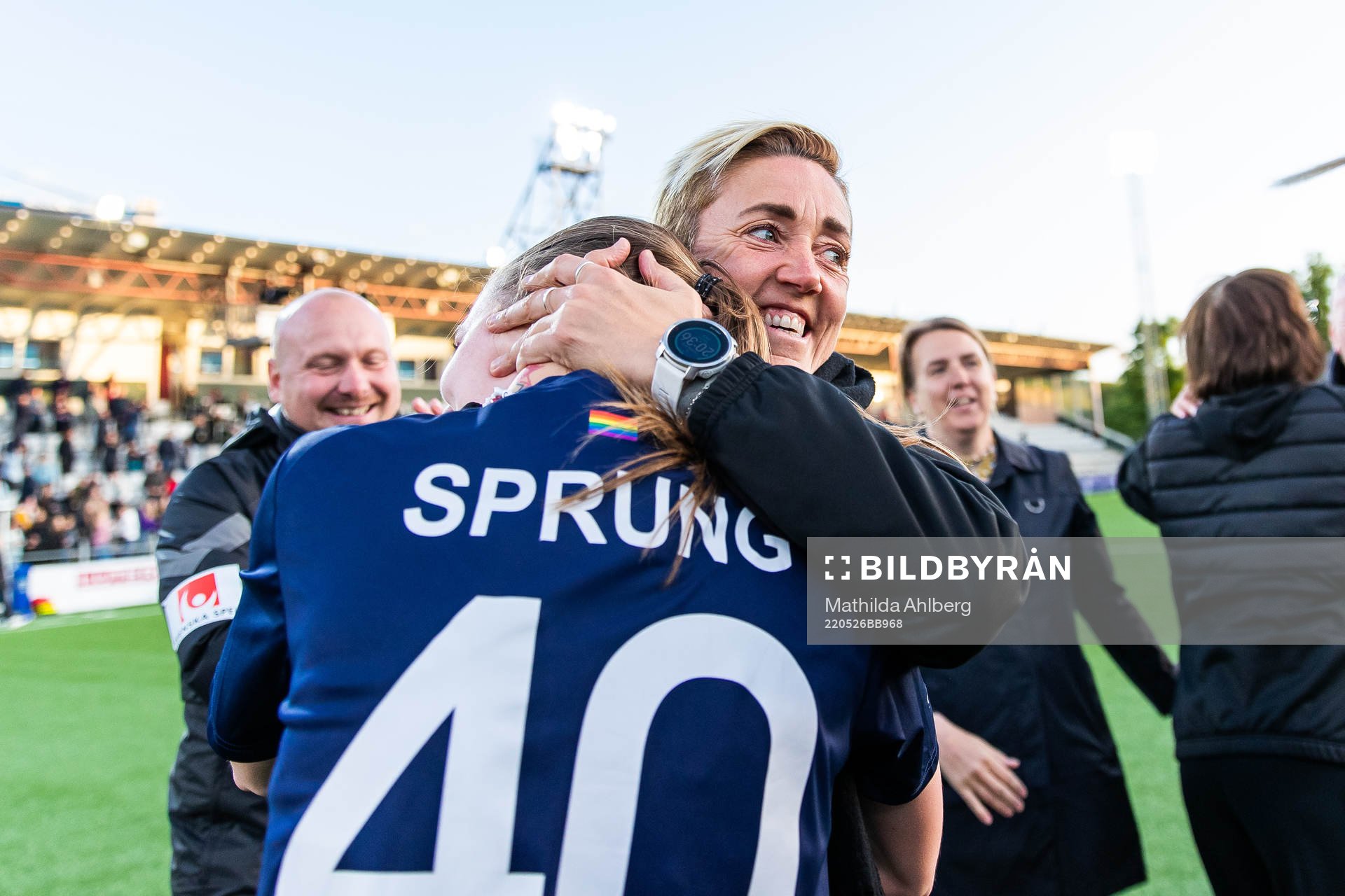 Rosengårds Bea Sprung och sportchef Therese Sjögran jublar